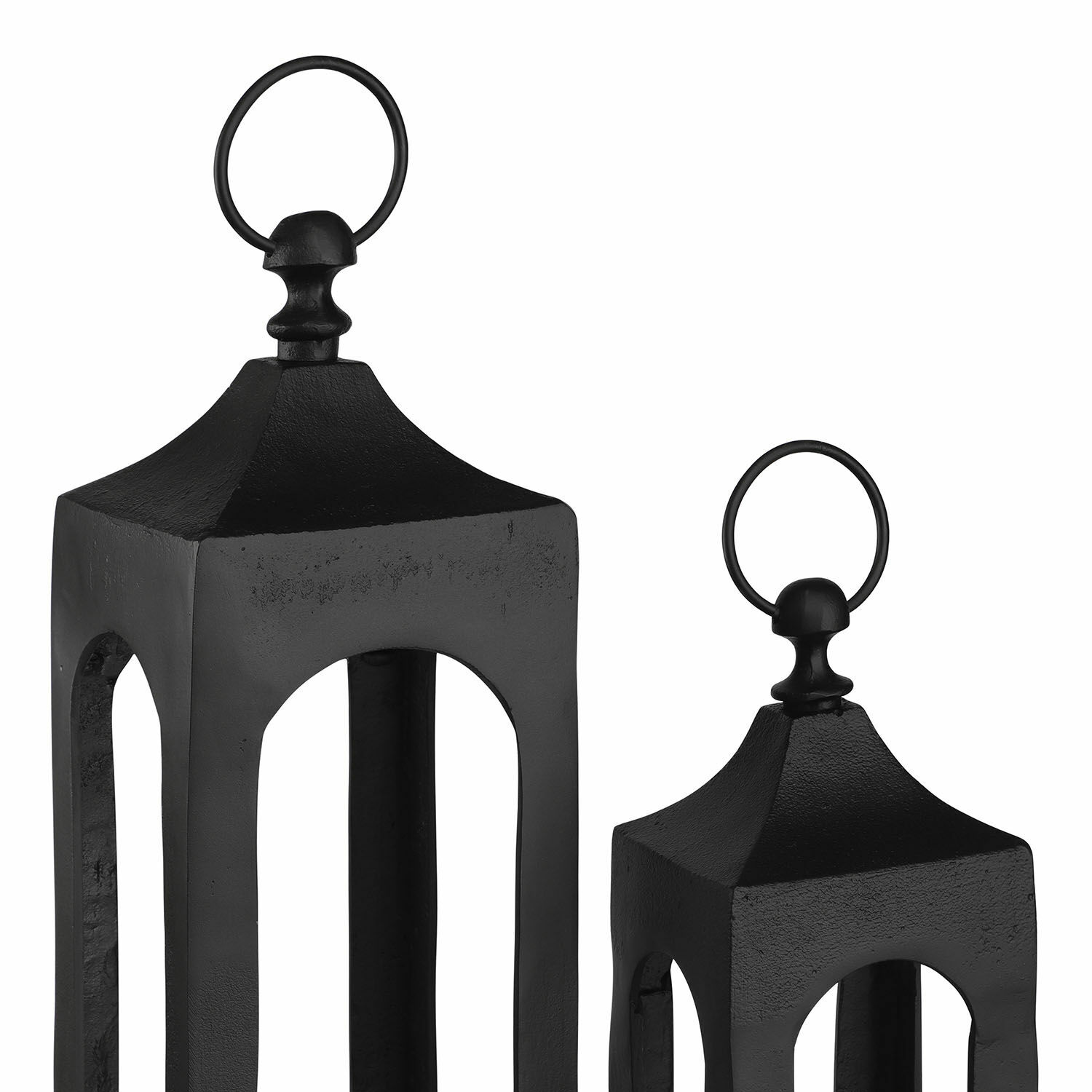 Set aus zwei schwarzen Metall-Laternen mit Aufhängegriffen im industriellen Stil