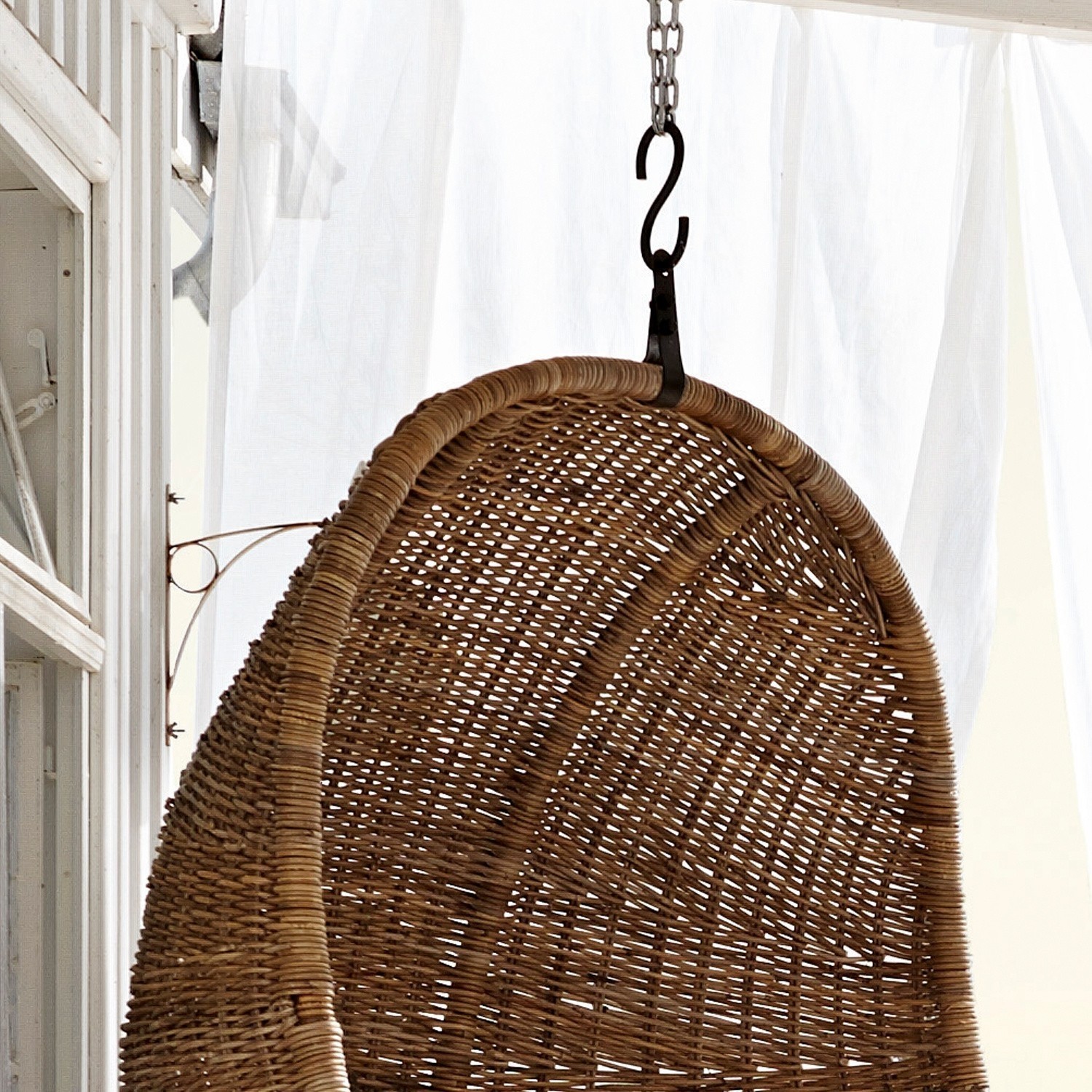 Hängesessel aus natürlichem Rattan in Braun, ideal zum Entspannen auf Terrasse oder im Wohnzimmer