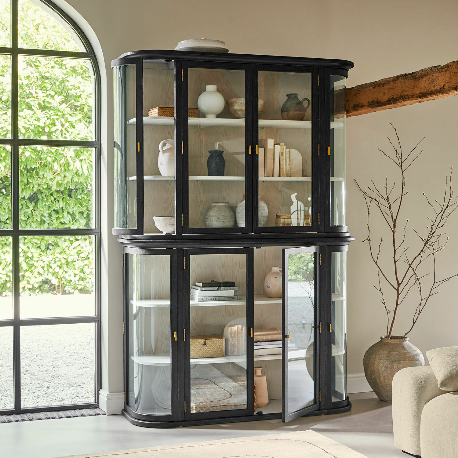 Schrank Sturminster Schwarze Holzvitrine mit Glastüren und Regalen, moderner Wohnzimmerschrank mit Dekoration
