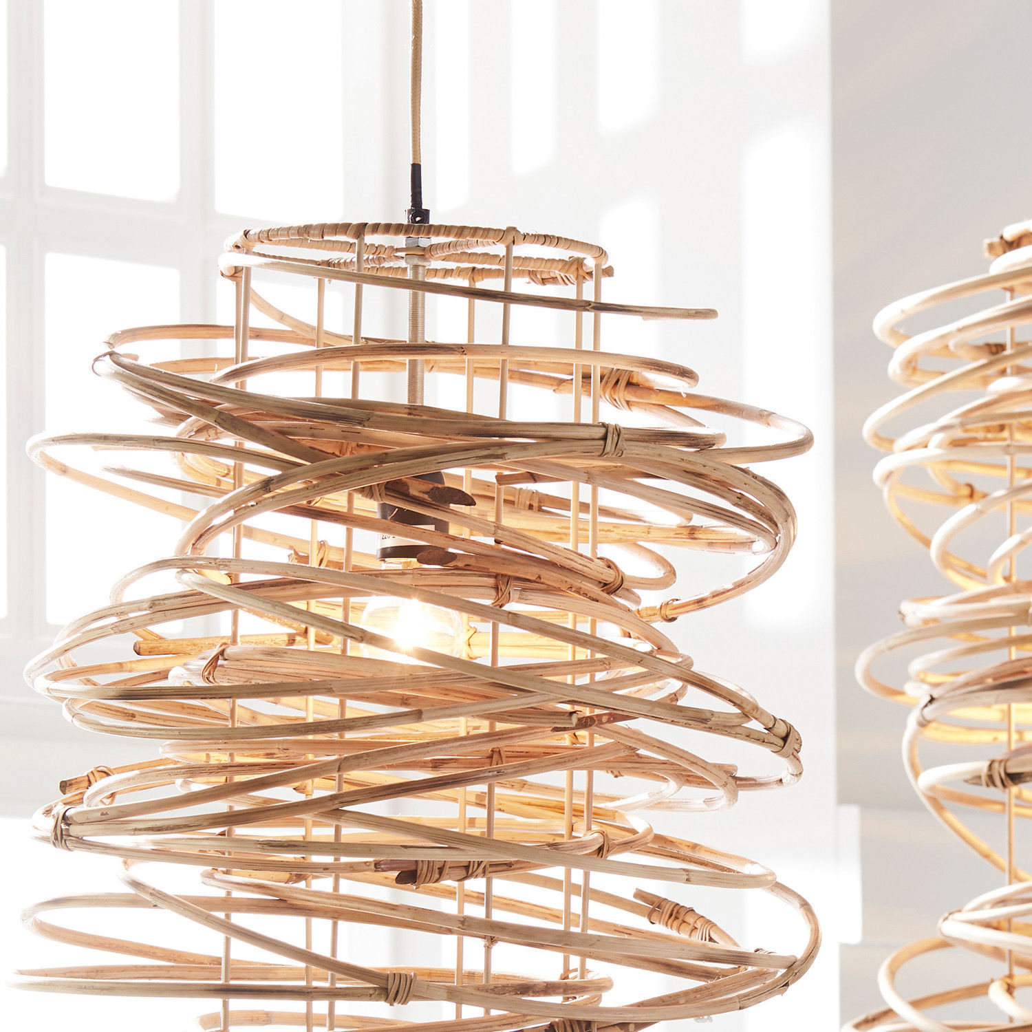 Hängelampe aus hellem Natur-Rattan mit modernem Design, passend für Wohnzimmer oder Esszimmer