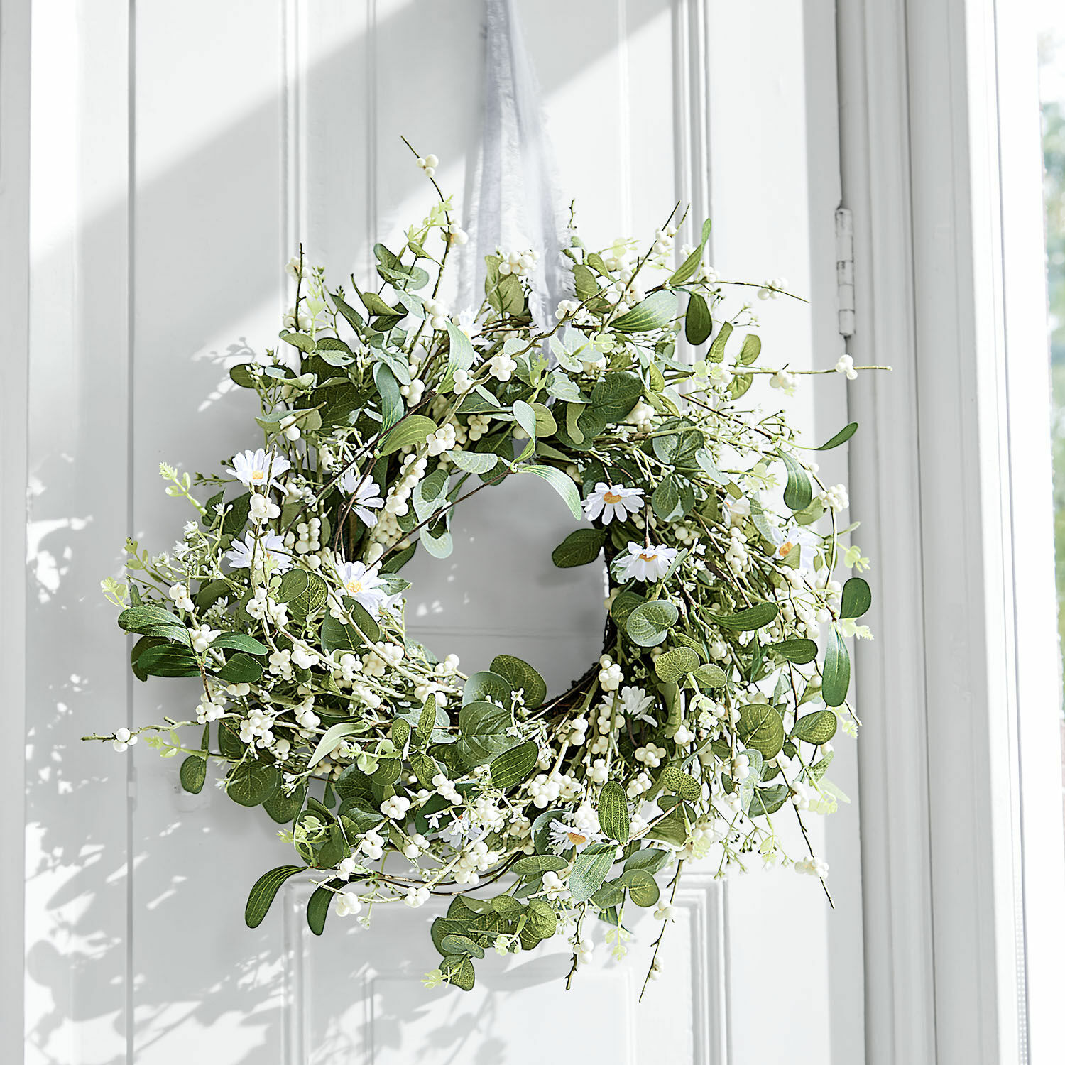 Kranz Mixale Dekorativer Türkranz aus grünen Blättern und weißen Blüten, natürliche Wohnraumdekoration