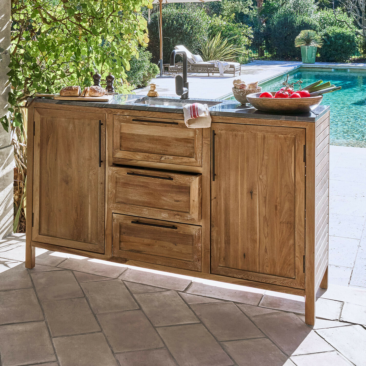 Outdoor-Spülentisch Corviano Gartenschrank aus Holz mit schwarzer Arbeitsplatte und Spüle, ideal für Außenküche am Pool