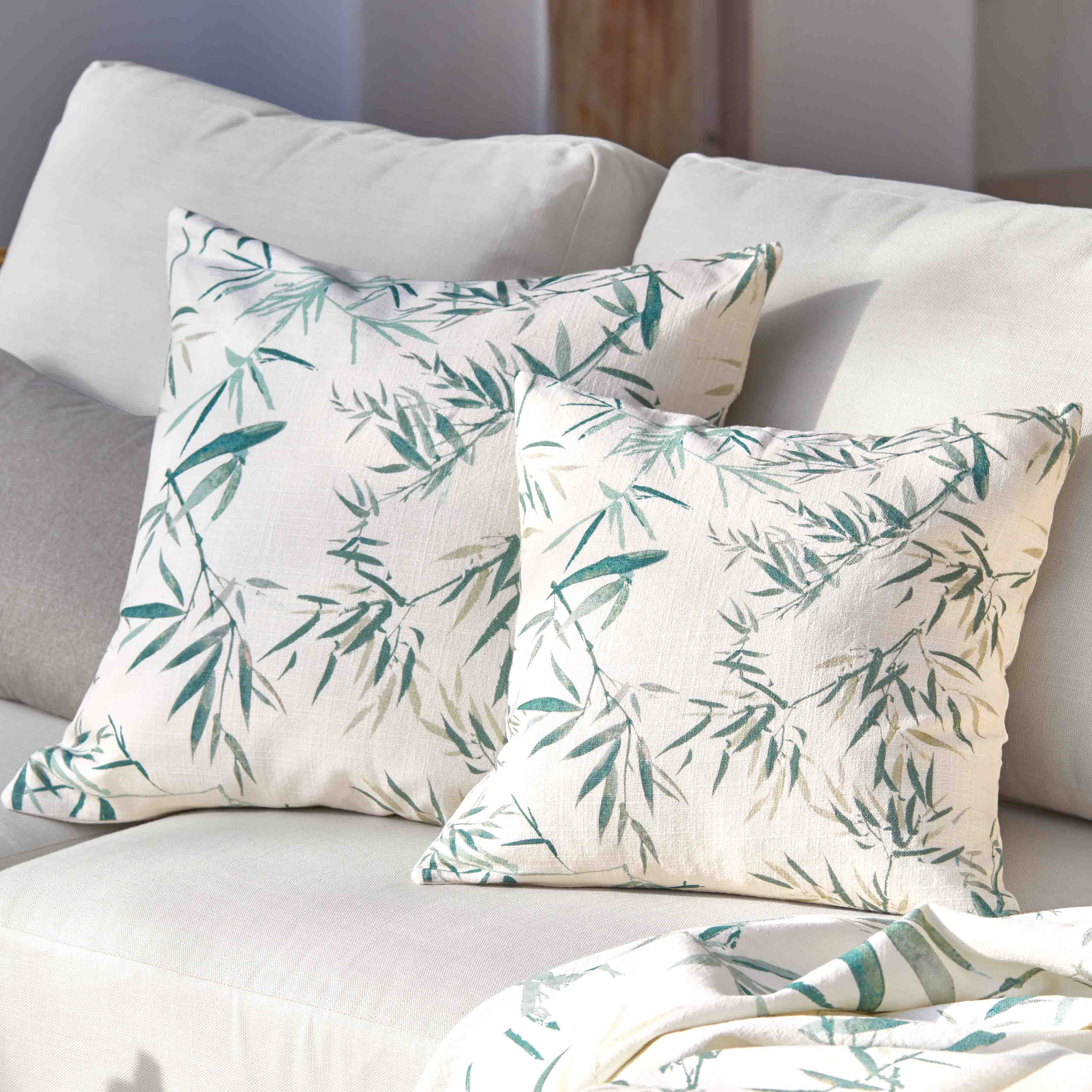 Zweiseitige Dekokissen aus Baumwolle in Creme mit grünem Blattmuster, stilvolle Wohnaccessoires