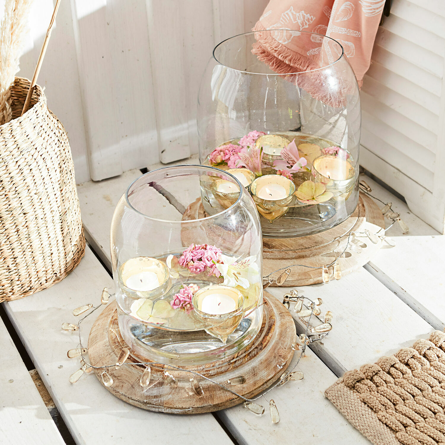 Glas-Teelichthalter mit Wasser und Blumen auf Holzuntersetzern, Wohn- und Gartendekor