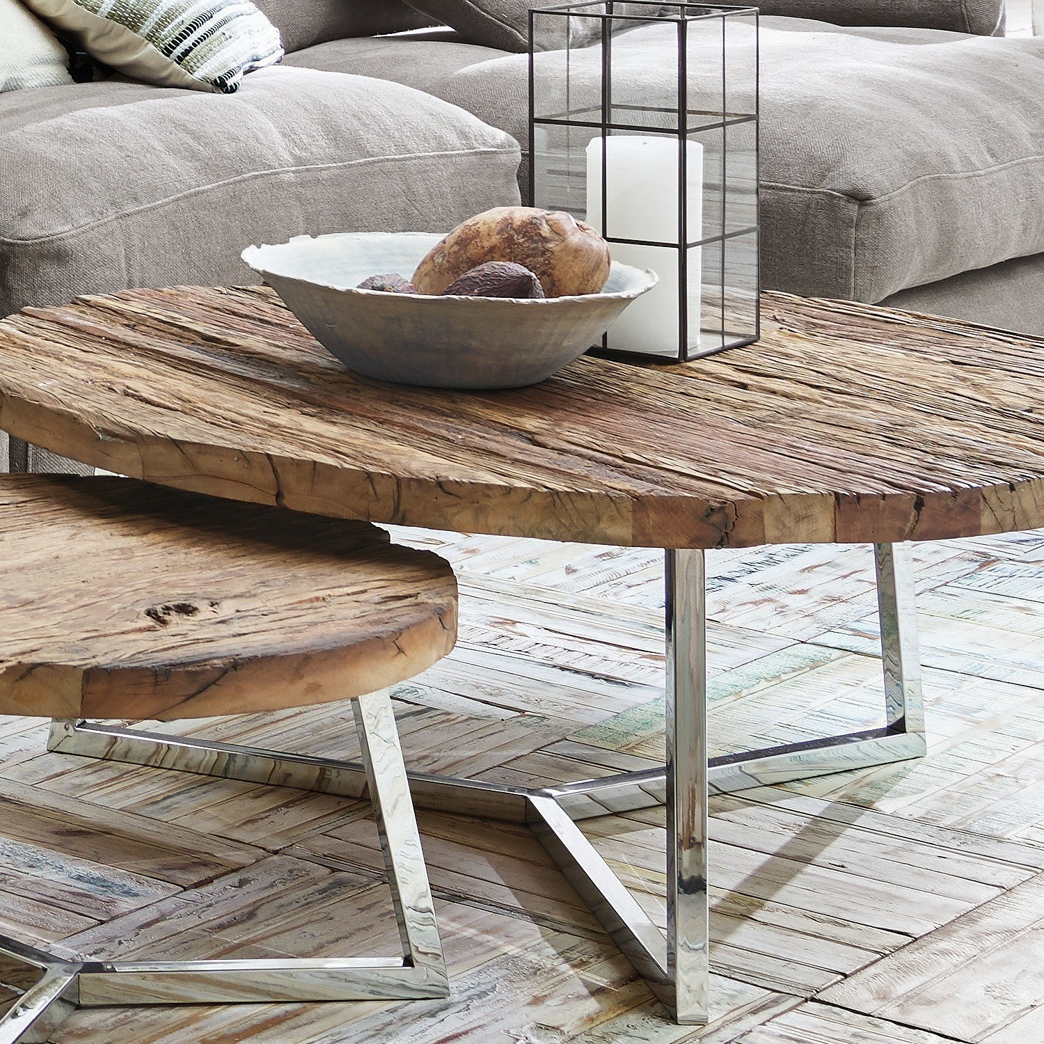Holz-Couchtisch mit Metallbeinen vor grauem Sofa und Dekoration im Wohnzimmer
