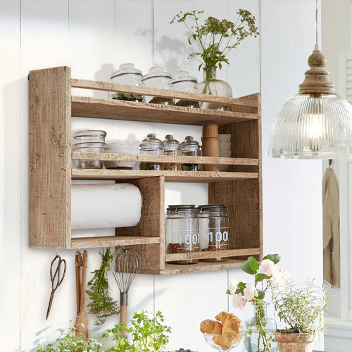 Rustikales Wandregal aus Holz mit Platz für Gewürze und Küchenpapierhalter