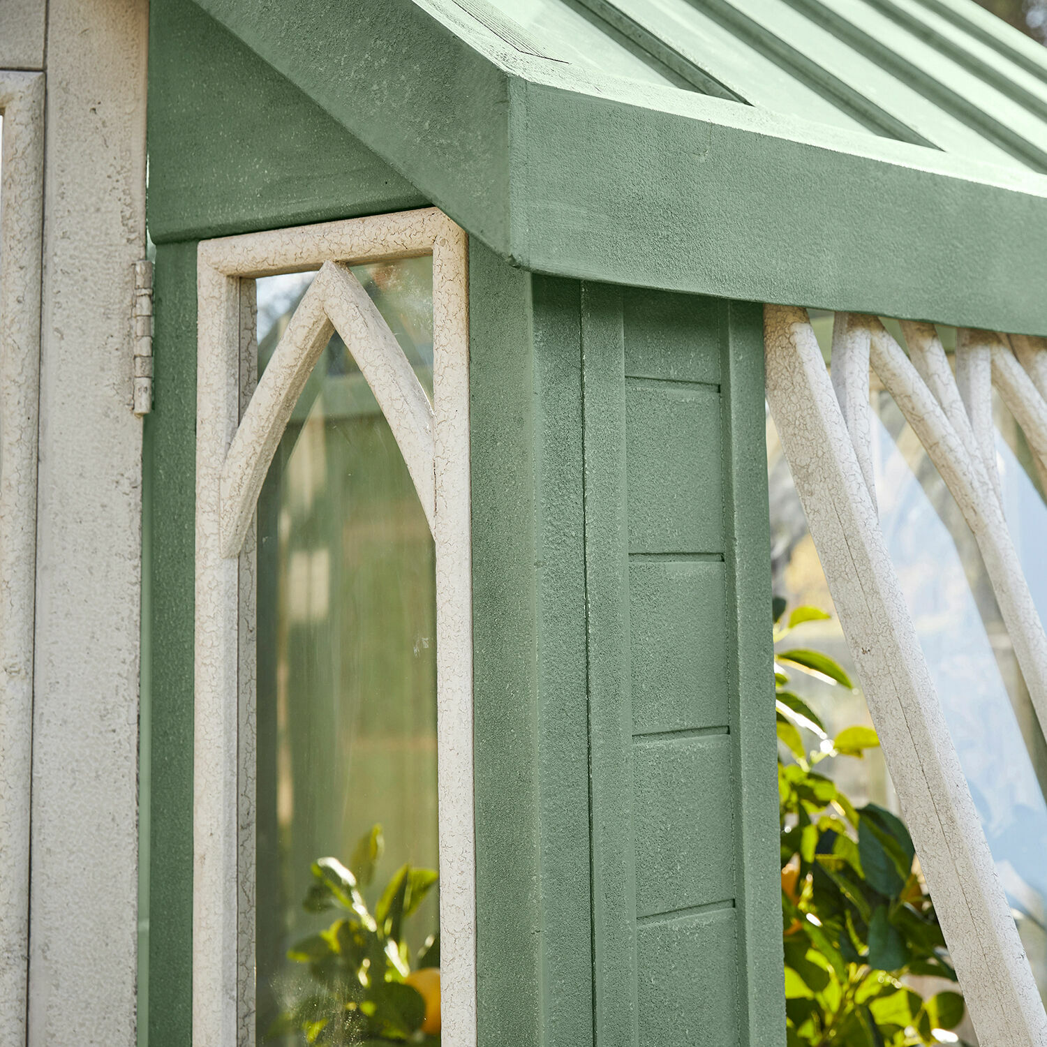 Grünes Holz-Gewächshaus mit weißen dekorativen Fensterrahmen für Gartenpflanzen