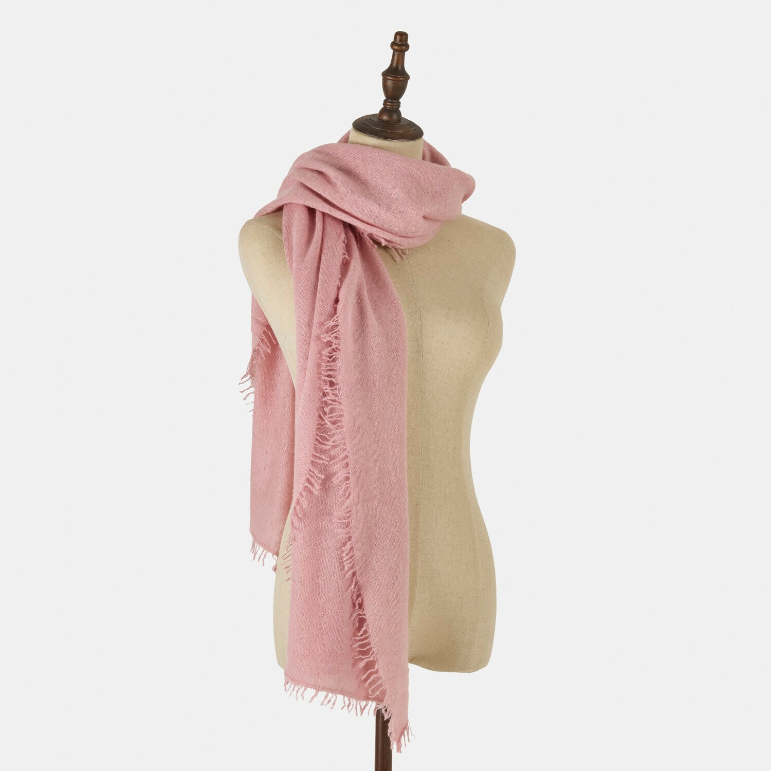 Rosa Schal mit Fransen auf Schaufensterpuppe, weiches Material, modisches Accessoire für kühle Tage
