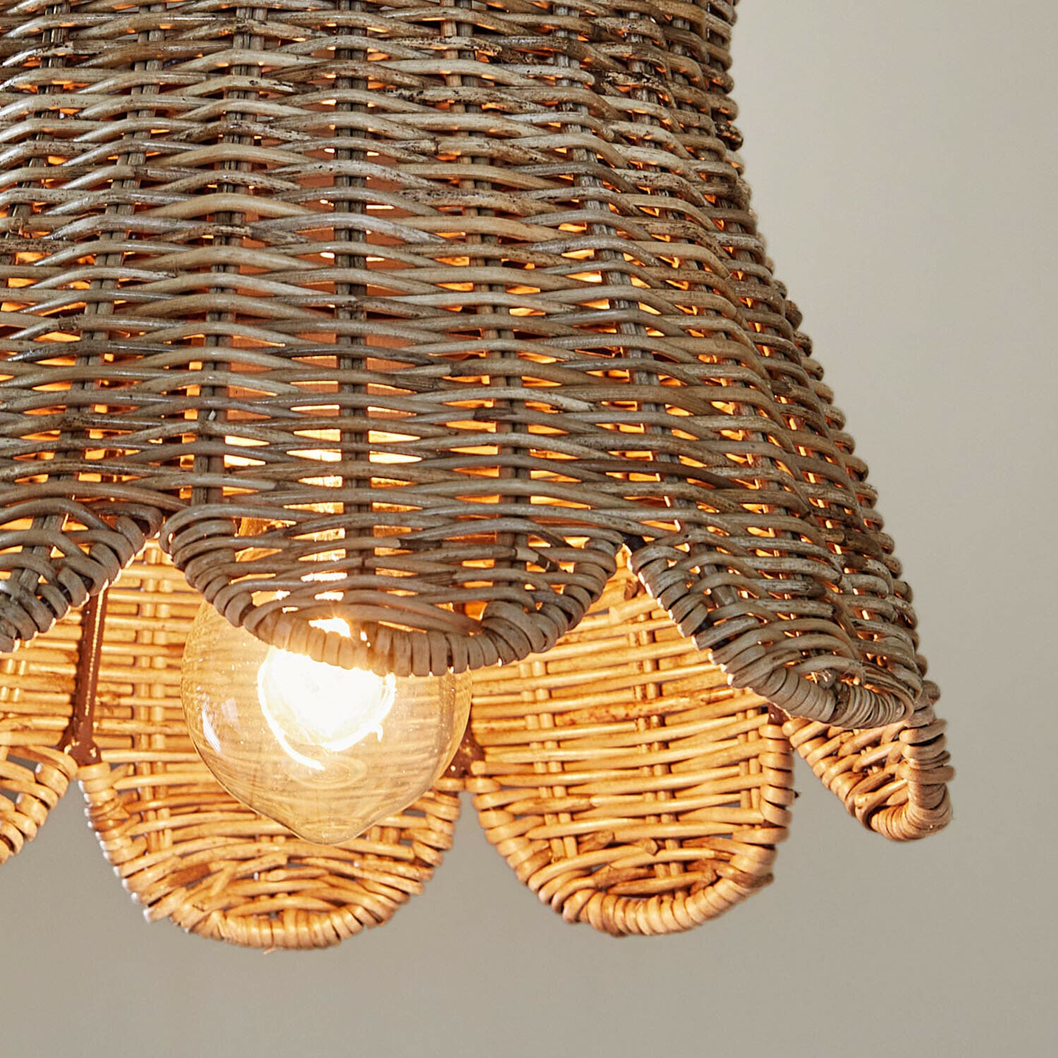 Hängelampe aus natürlichem Rattan mit sichtbarer Glühbirne, dekorativer geflochtener Lampenschirm