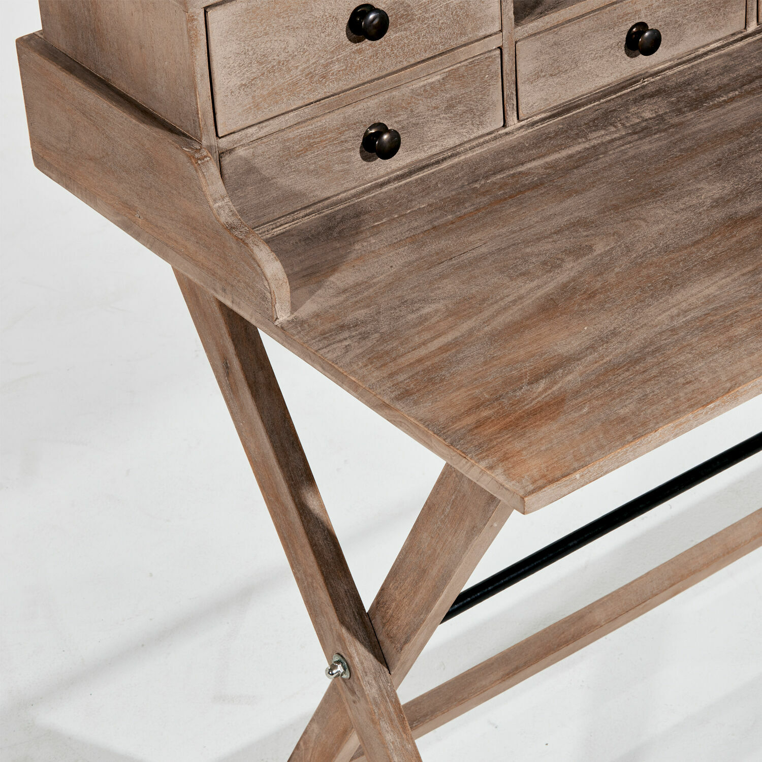 Schreibtisch aus naturfarbenem Holz mit Schubladen und Metallstrebe, funktionales Möbelstück