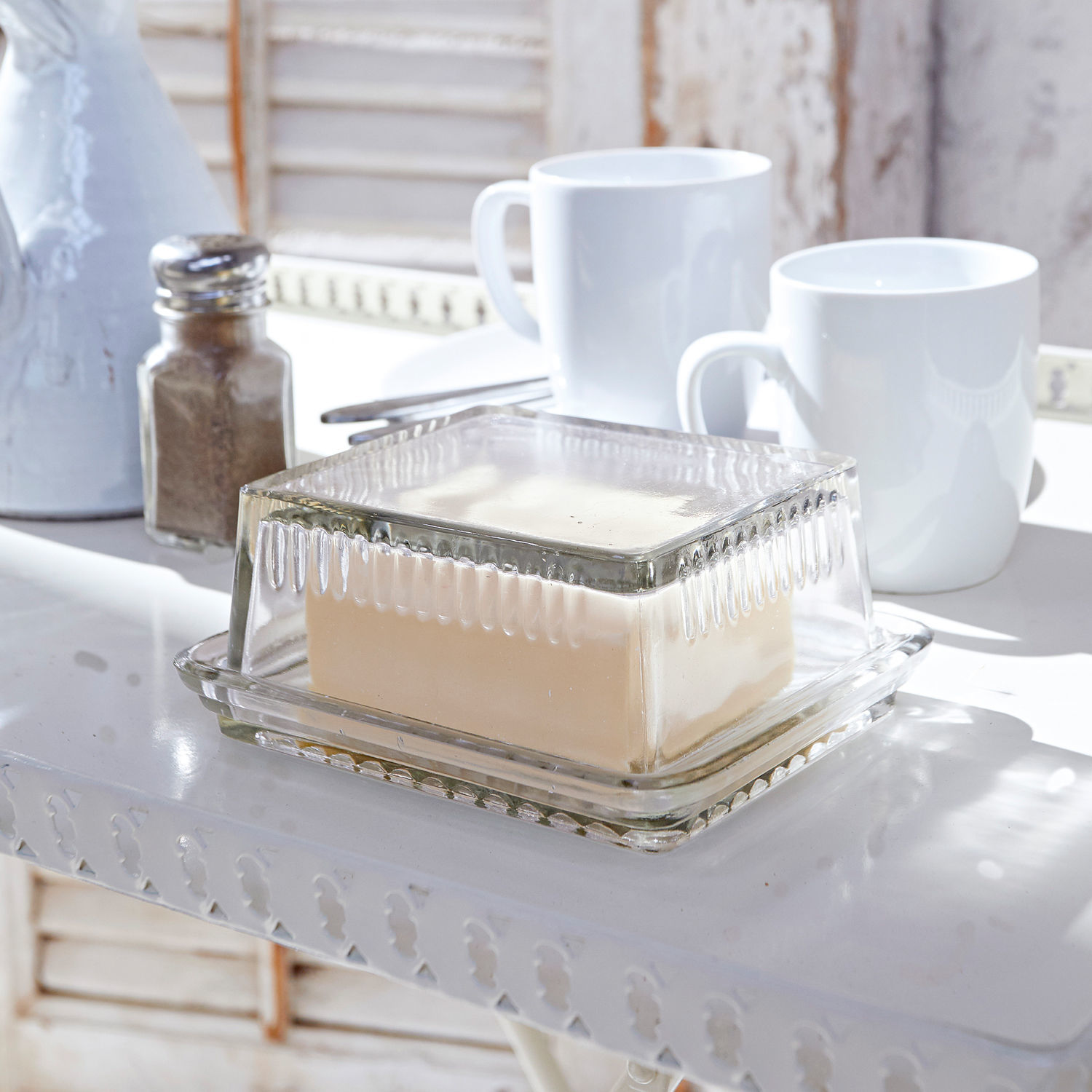 Butterdose Durham Glas-Butterdose mit transparentem Deckel auf weißem Tisch mit Tassen und Salzstreuer