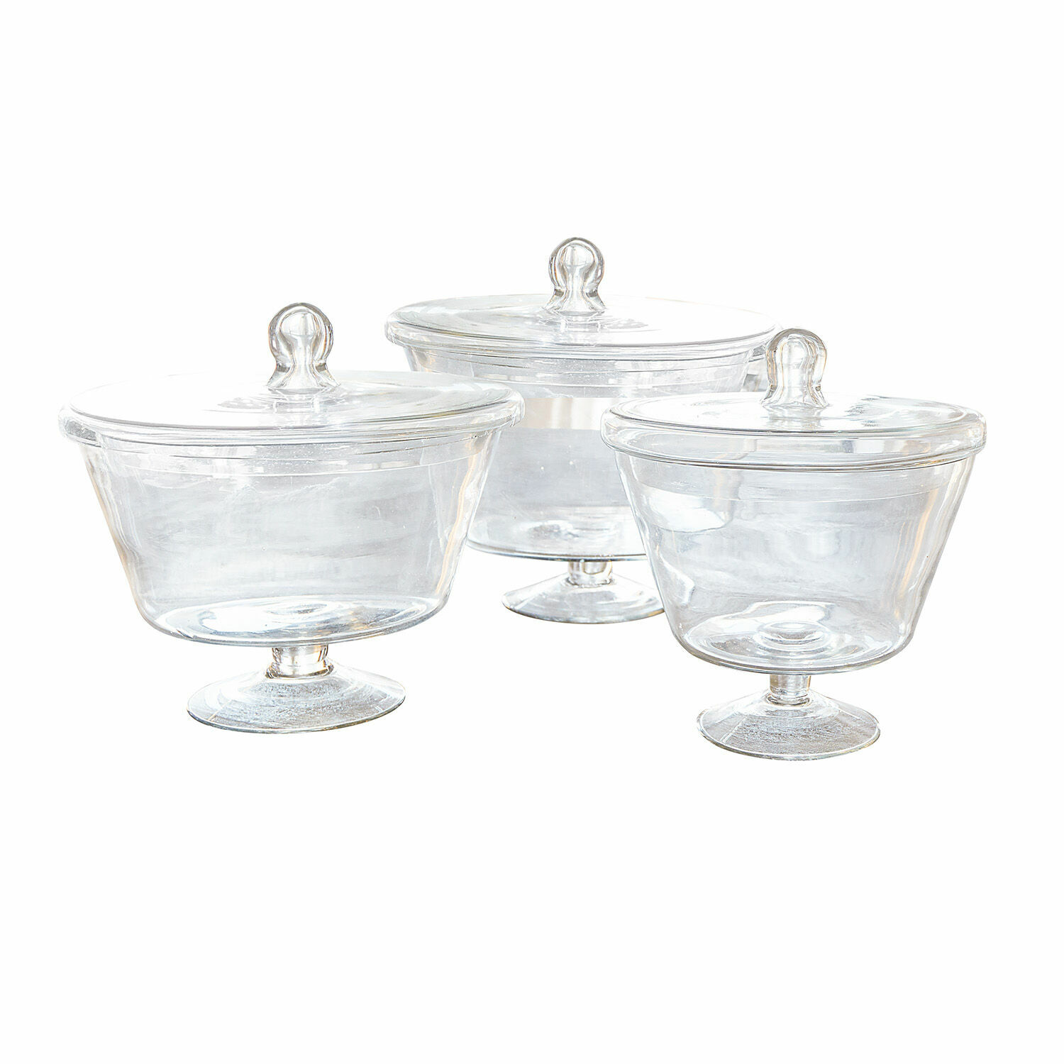 Set aus drei transparenten Glasbehältern mit Deckeln auf Fuß zum Aufbewahren