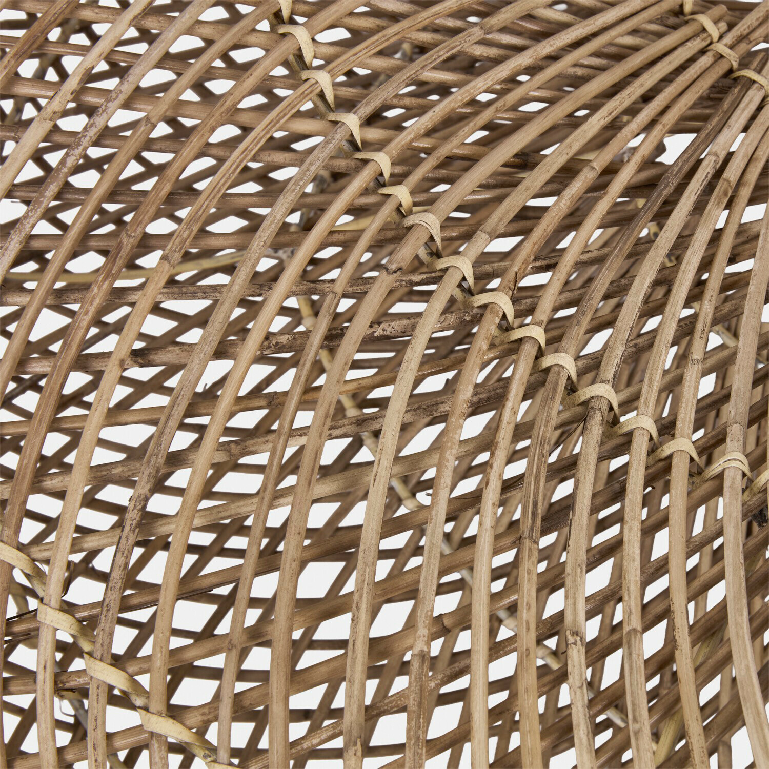 Natürlicher Korb aus hellem braunem Rattan, dekorativ und praktisch für den Wohnbereich