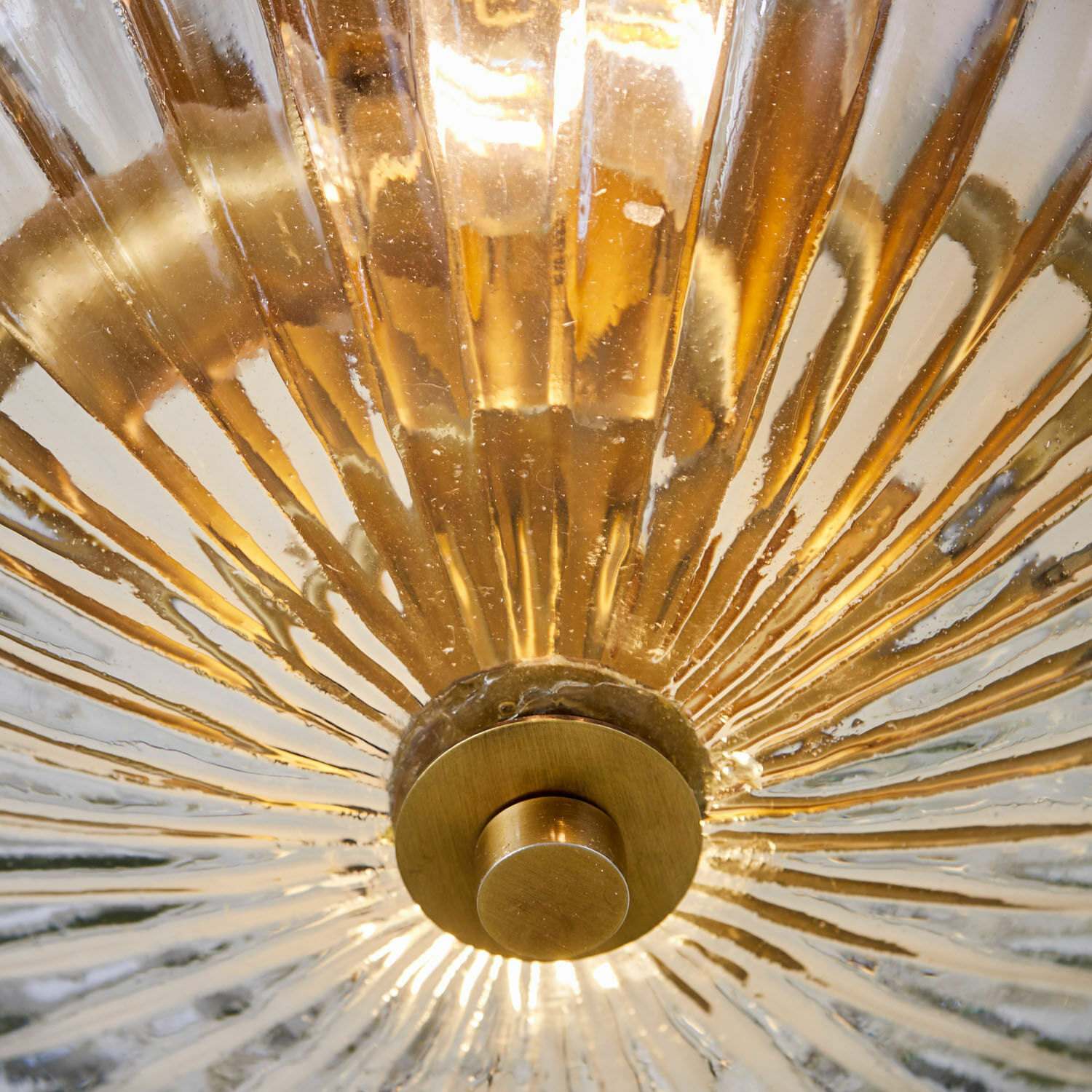 Glas-Deckenleuchte mit messingfarbenem Befestigungselement, dekorative Wohnzimmerlampe