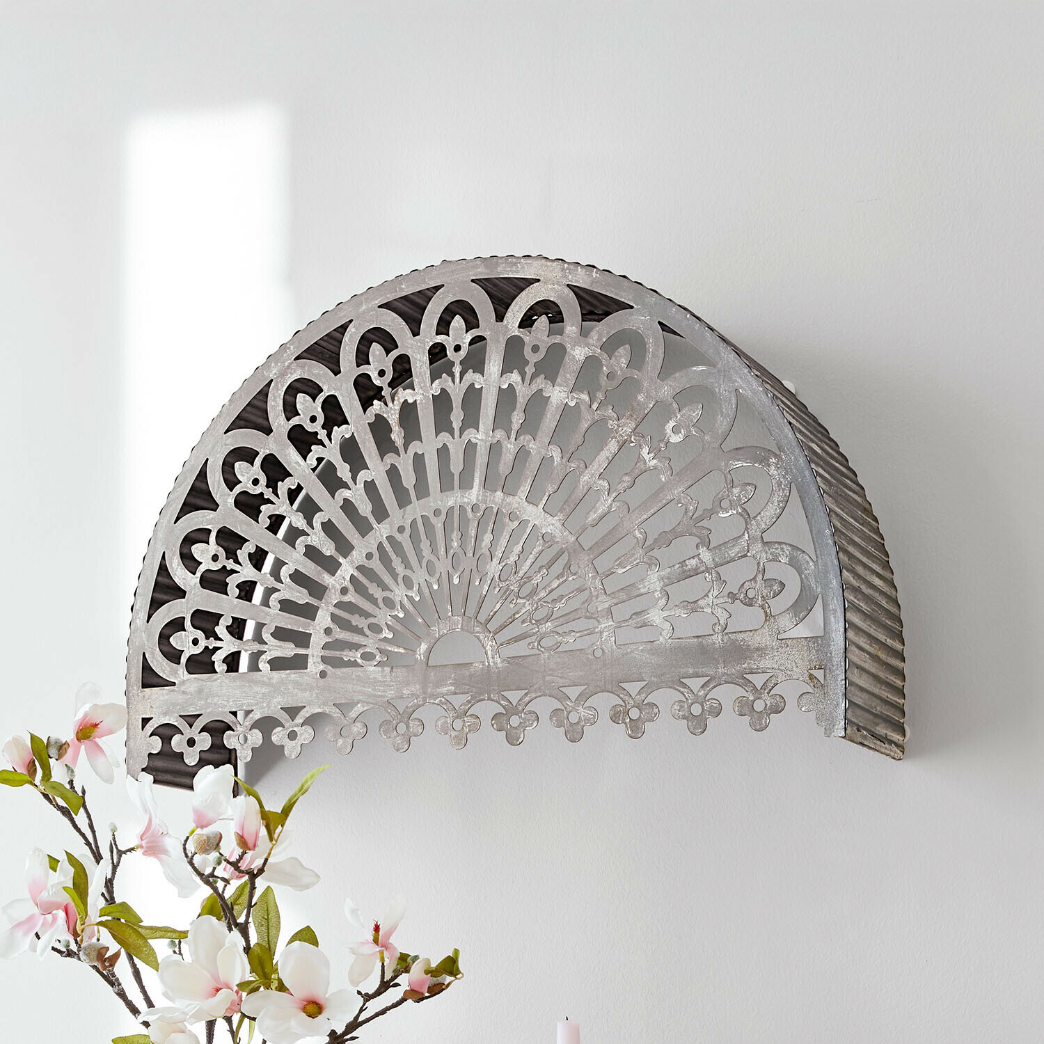 Wandornament Belméran Halbrunder Wanddekor aus grauem Metall mit filigranem Fächerdesign für Wohnräume