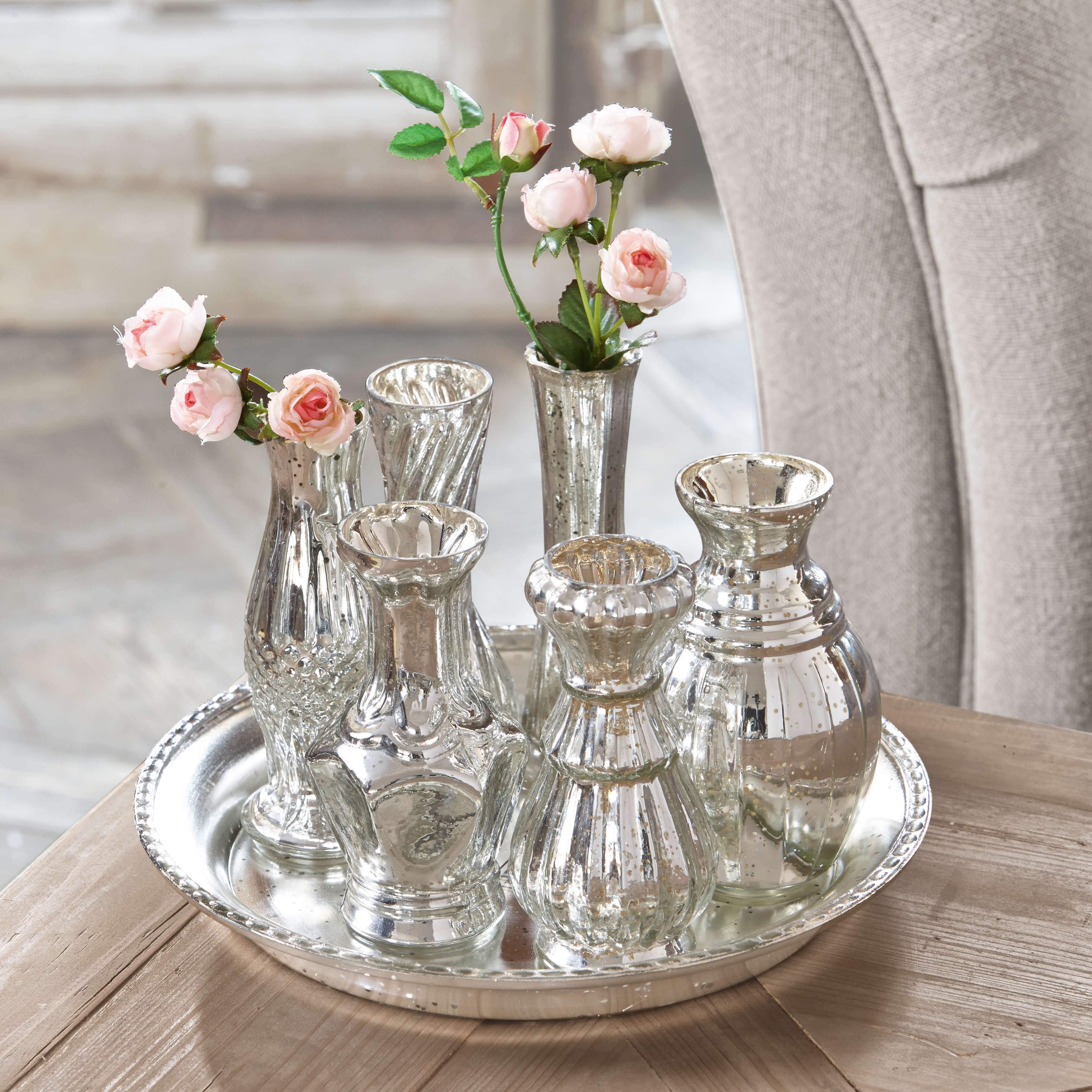 Set silberne Glasvasen auf Tablett mit rosa Blumen, elegante Vintage-Tischdekoration