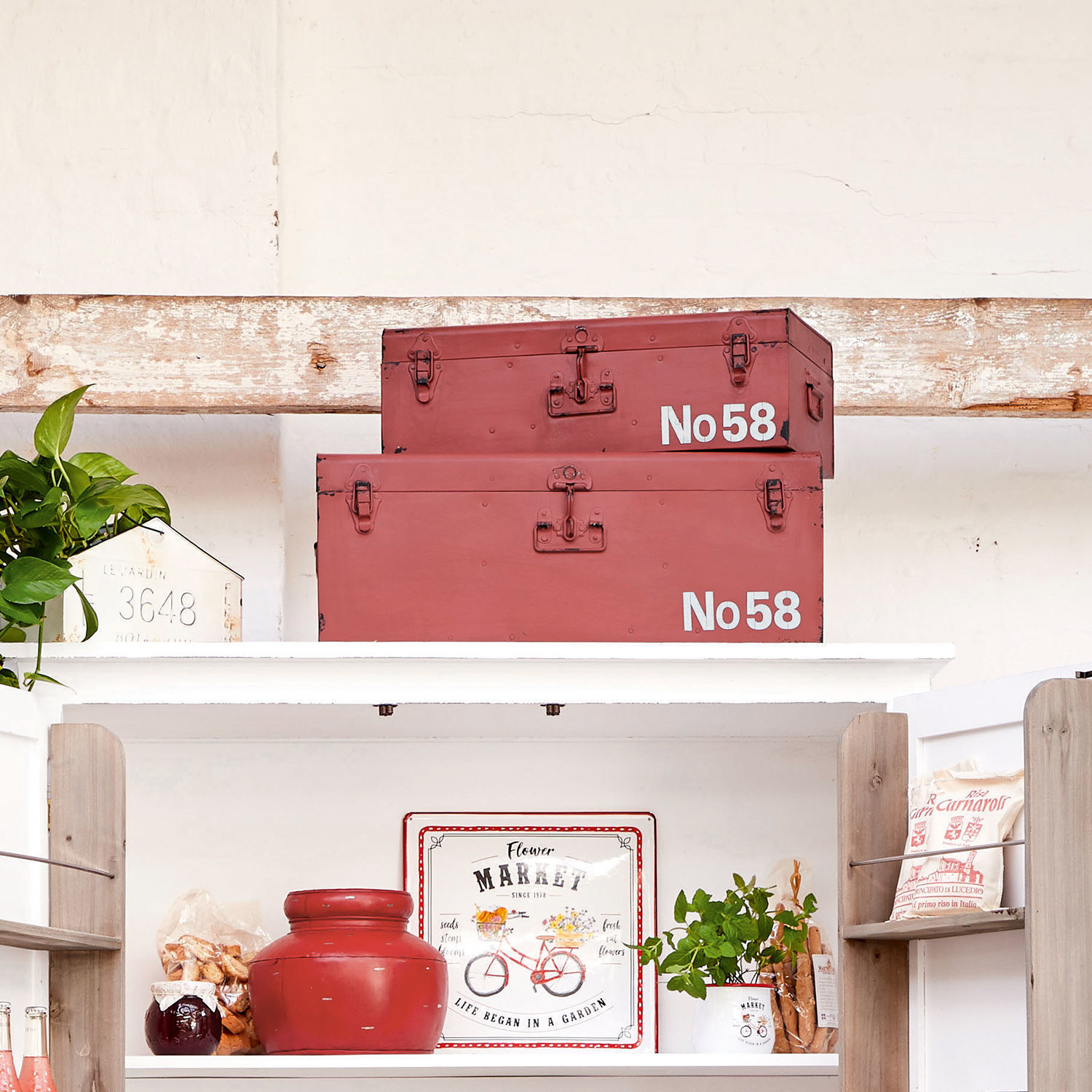 Zwei rote Metallkoffer mit Nummer 58 auf weißem Regal, Vintage-Küchendekoration