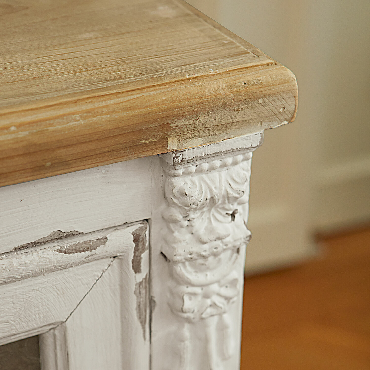 Nahaufnahme einer Holzmöbelecke mit weißer Shabby-Chic-Farbe und natürlicher Holzplatte