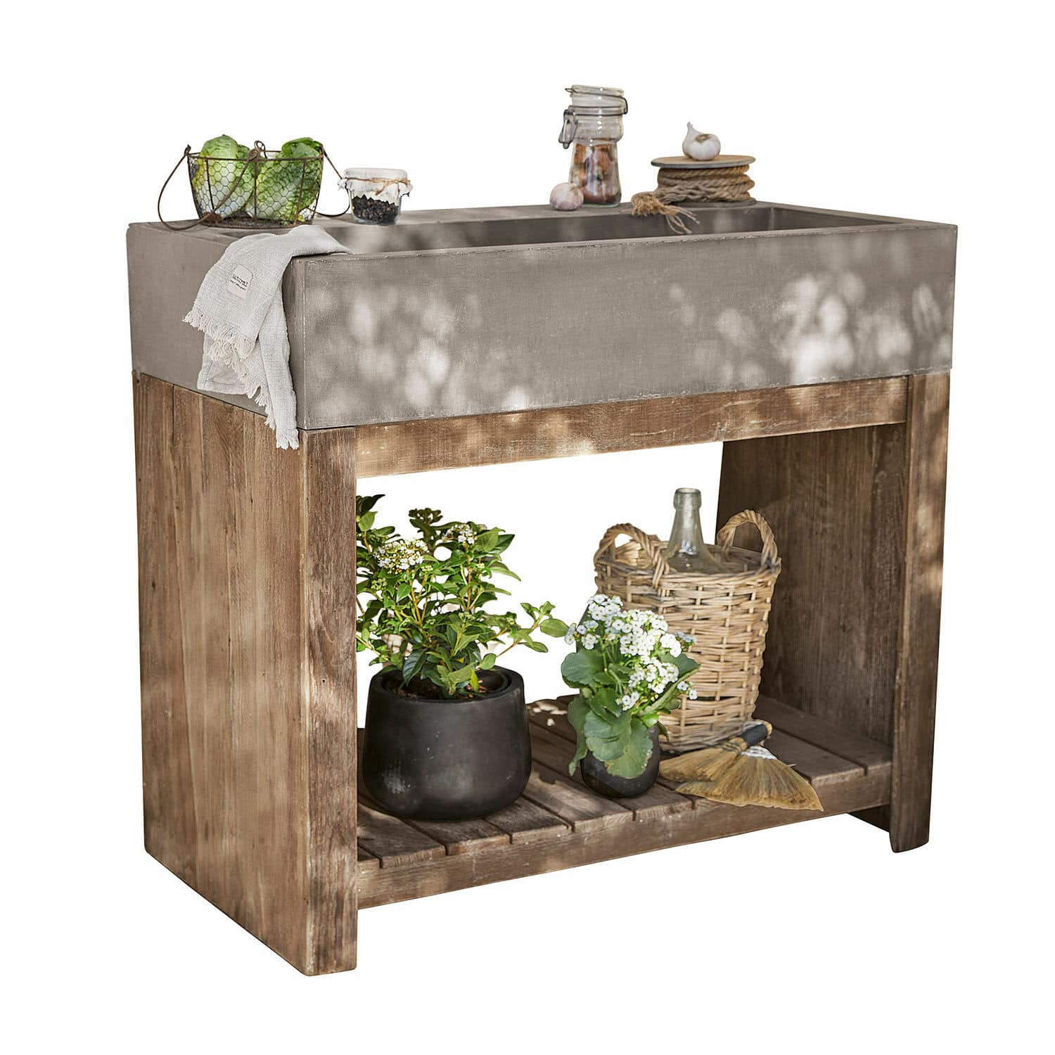 Waschtisch Baines Gartentisch mit Betonplatte und Holzgestell in Naturfarbe, dekoriert mit Pflanzen und Accessoires