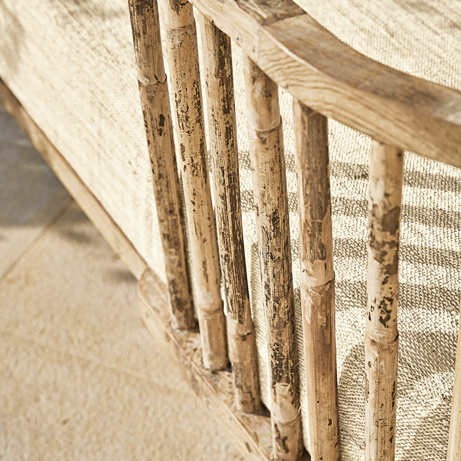 Bambus-Sofa in Naturholz mit hellem, gewebtem Bezug für gemütliches Wohnzimmer