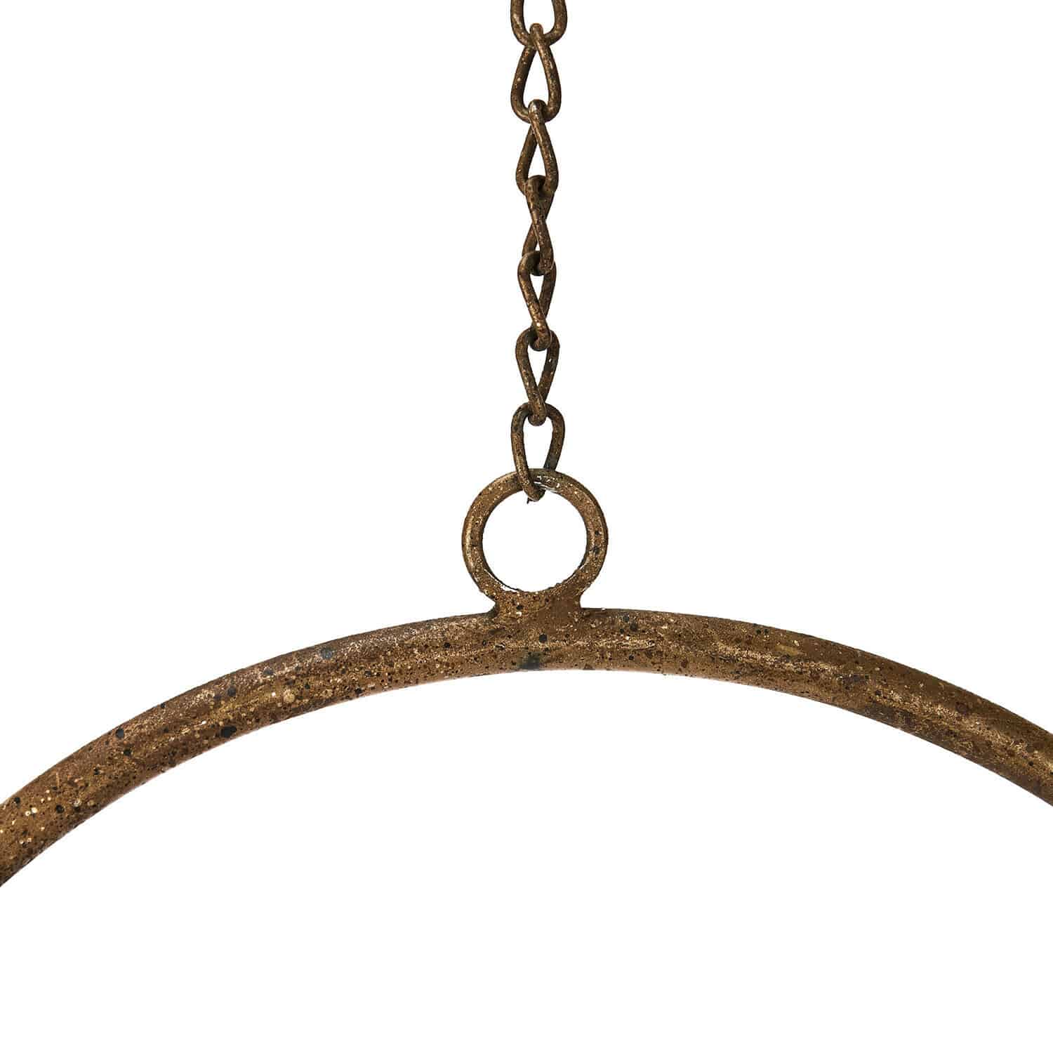 Metallkette mit rostiger Oberfläche, rundem Ring und halbrundem Rahmen zum Aufhängen von Dekorationen