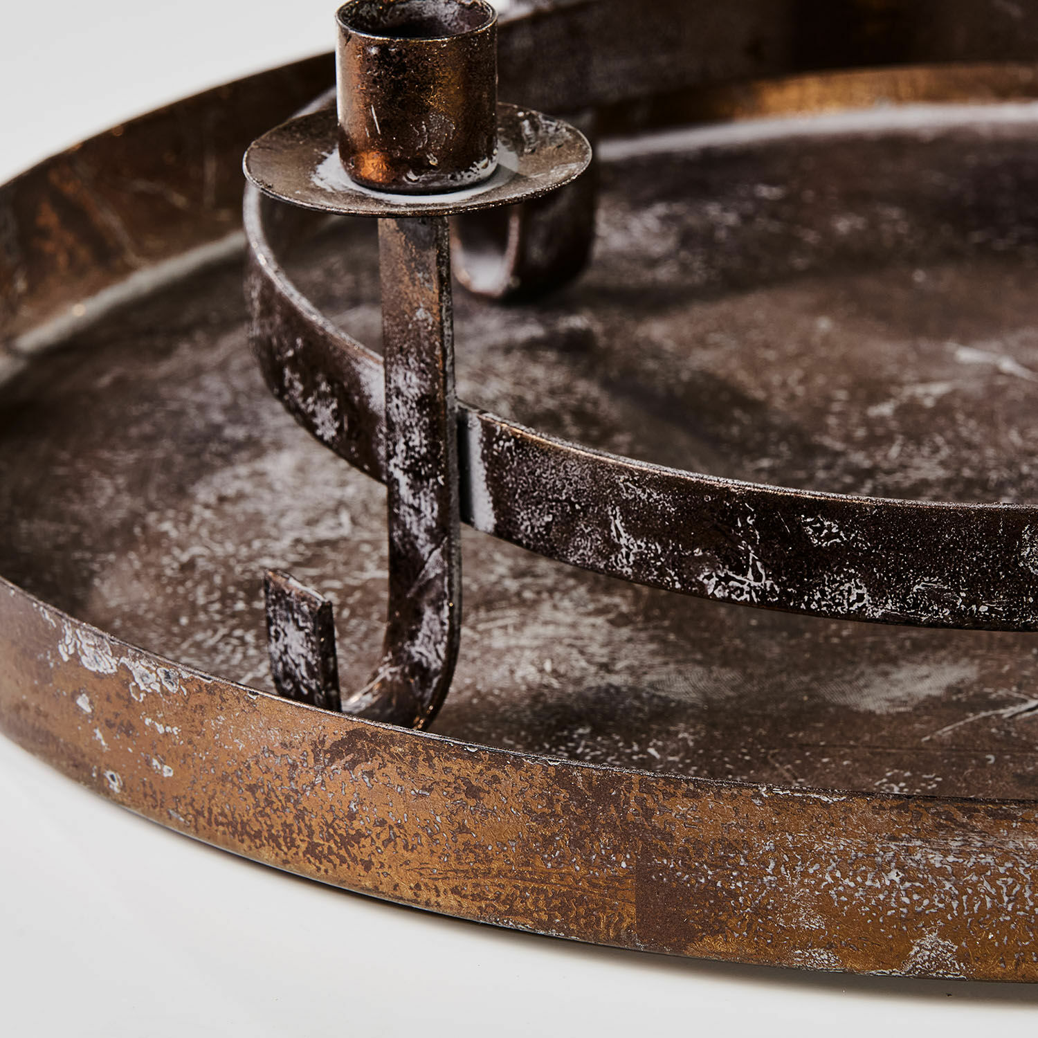Rustikaler Metall-Kerzenhalter in Braun mit runder Basis und Kerzenhalterung für Dekoration