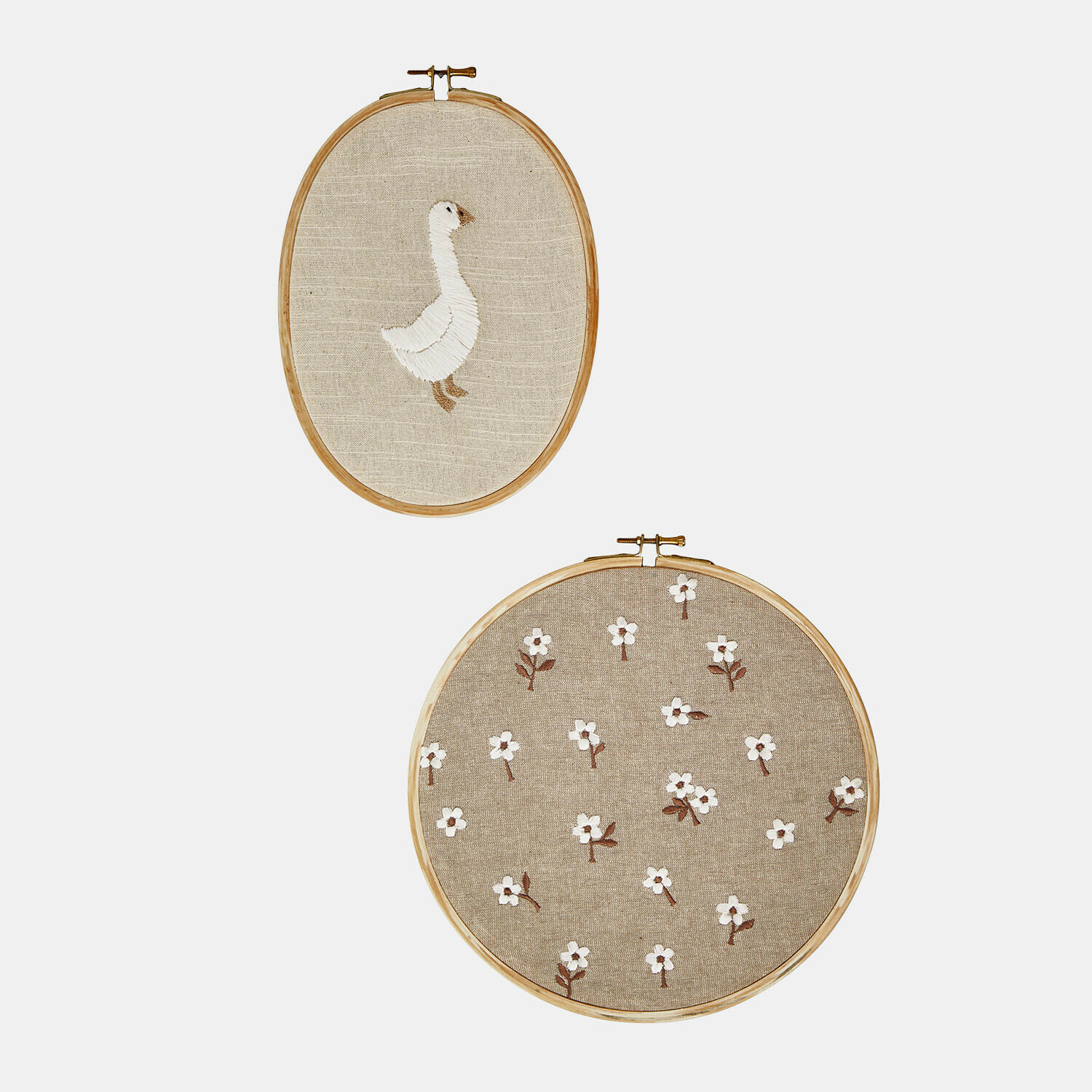 Zwei bestickte Stickrahmen aus Naturleinen mit weißer Gans und Blumenmotiv, Wanddeko