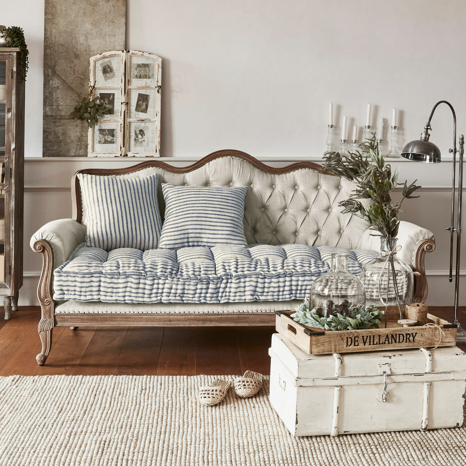 Sofa Malabon Beiges gepolstertes Sofa mit Holzrahmen und blau-weiß gestreiften Kissen im Vintage-Stil