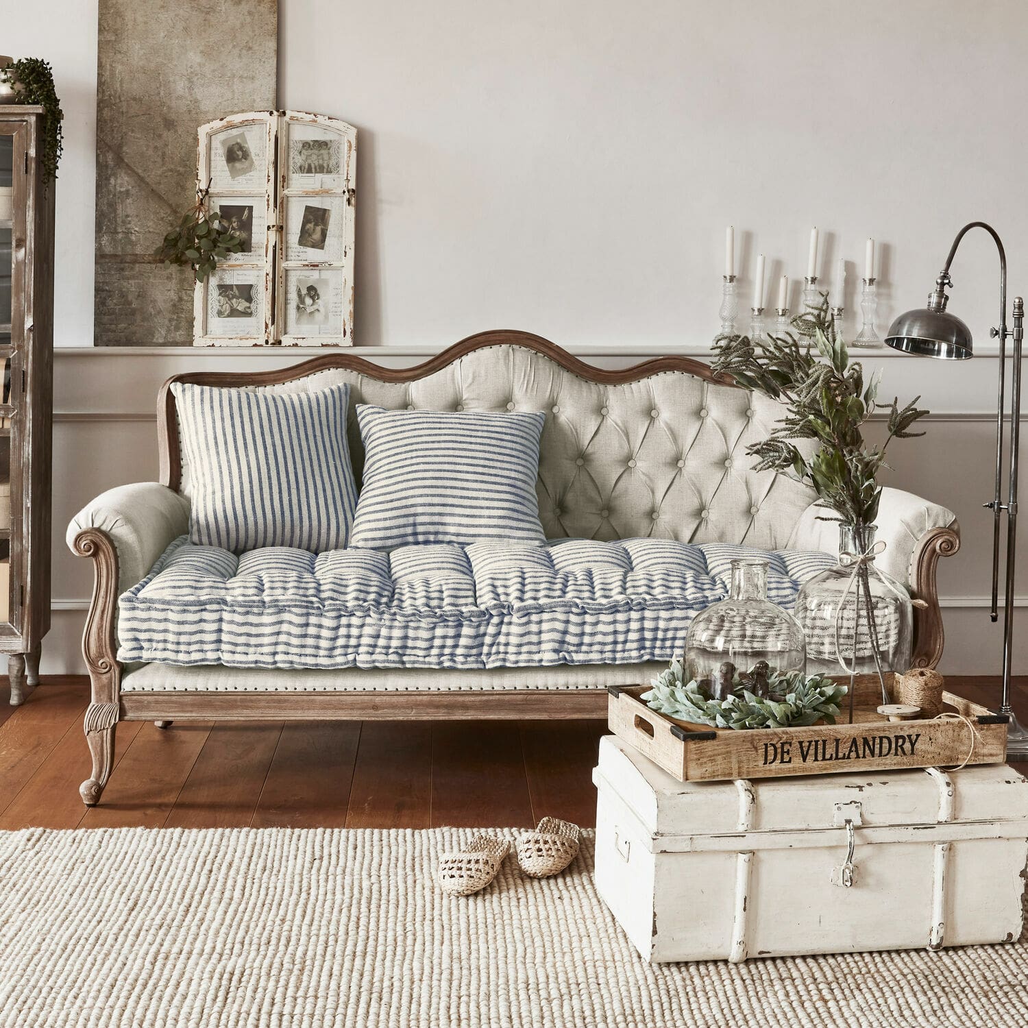 Sofa Malabon Beiges gepolstertes Sofa mit Holzrahmen und blau-weiß gestreiften Kissen im Vintage-Stil