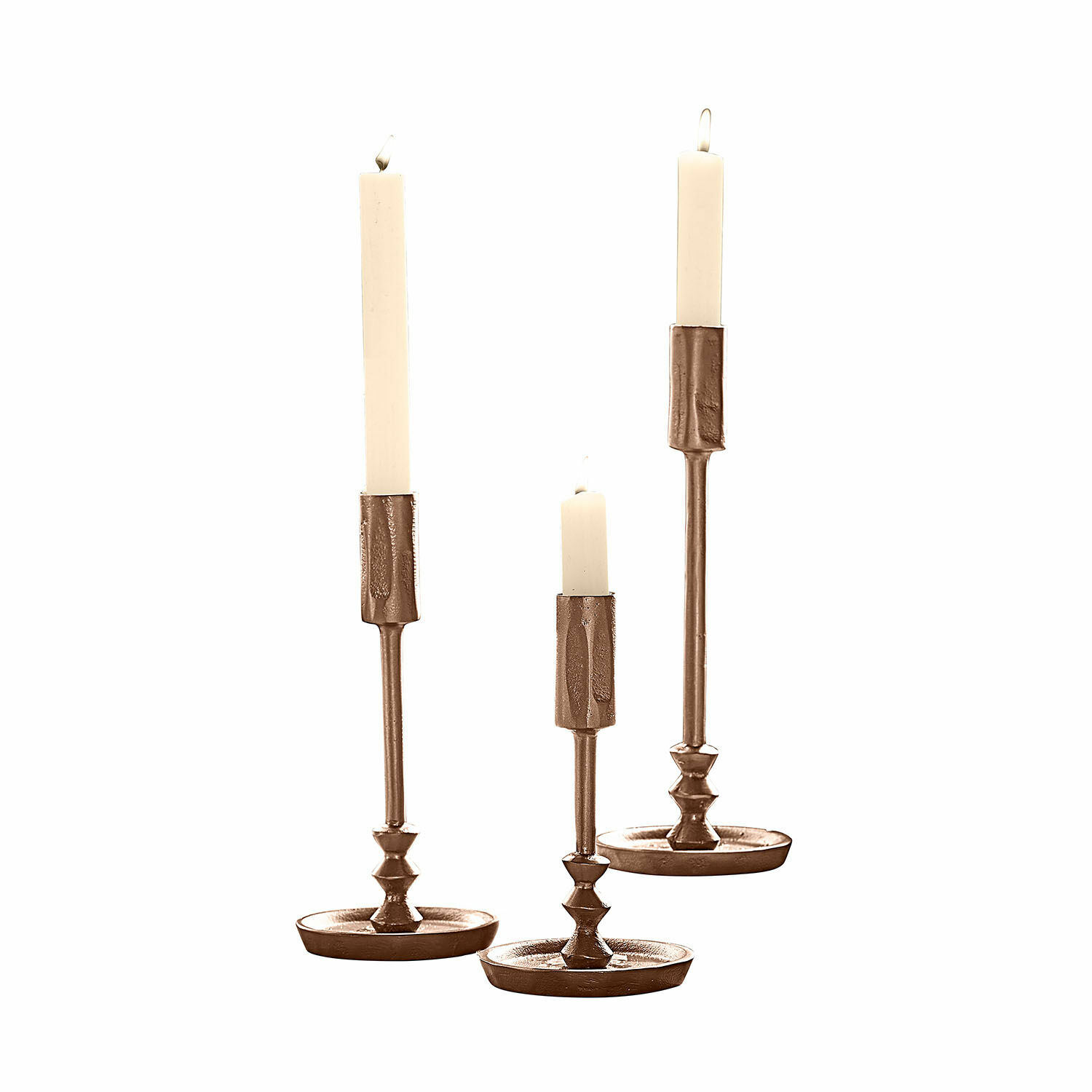 Kerzenständer 3er Set Rivandre Set aus drei kupferfarbenen Kerzenhaltern mit weißen Kerzen, Metall-Dekoration für den Tisch
