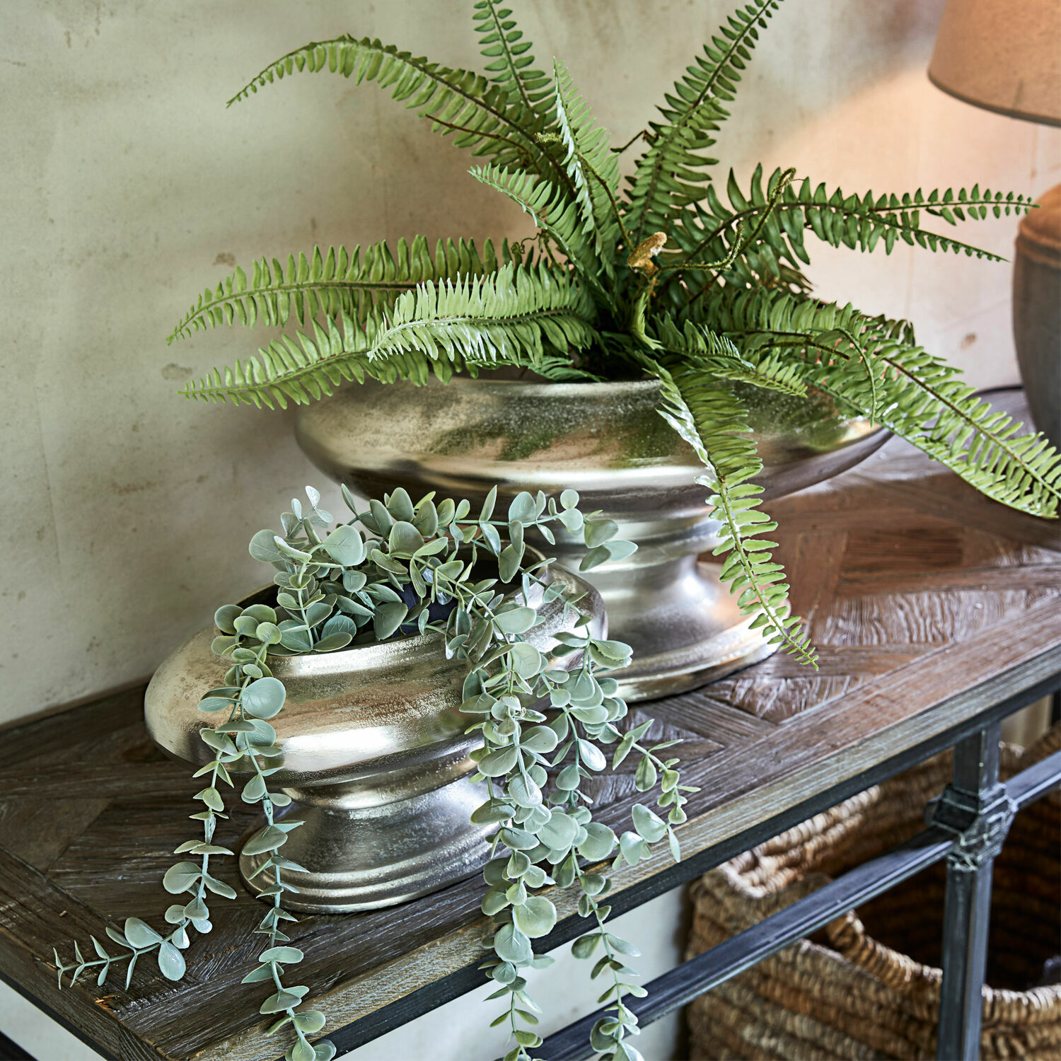 Vase 2er Set Loyère Dekorative silberne Keramikvasen mit grünen Pflanzen auf Holztisch im Wohnzimmer