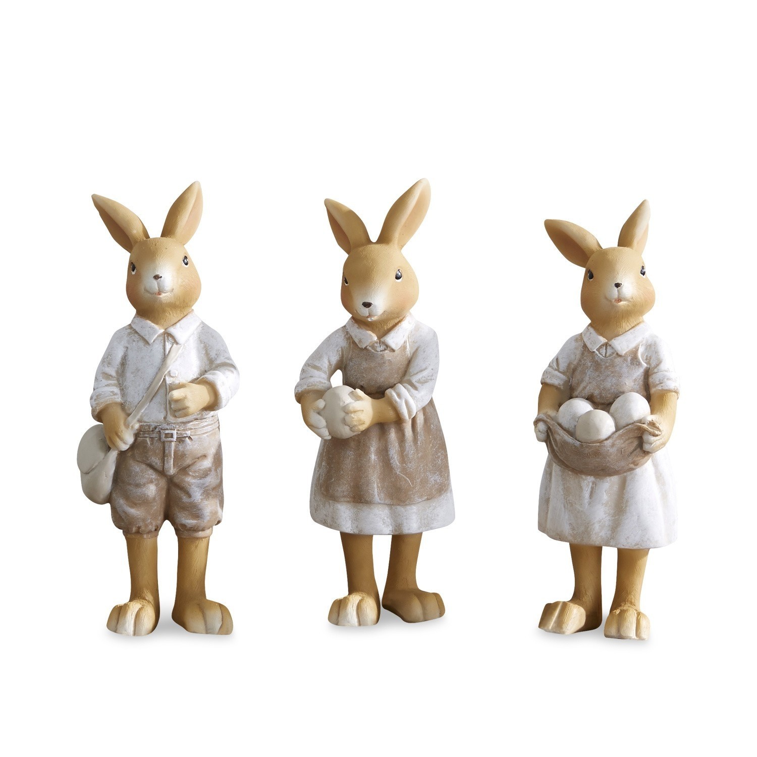 Drei dekorative Hasenfiguren aus Kunststoff in Beige-Weiß mit Eiern als Osterdekoration