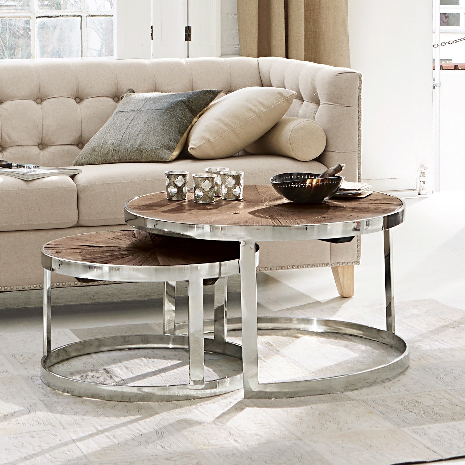 Zweier-Set runder Couchtische mit Holzplatte und silbernem Metallgestell für Wohnzimmer