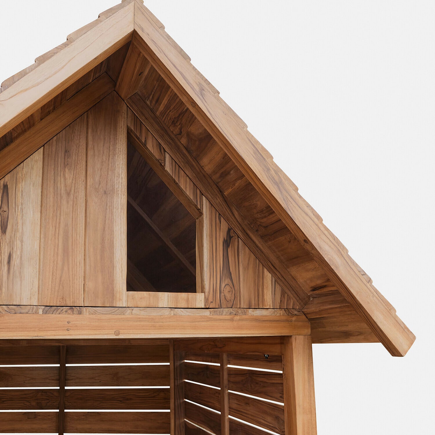 Holzhaus aus natürlichem Teakholz mit dreieckigem Fenster und schrägem Dach für Gartenbereich