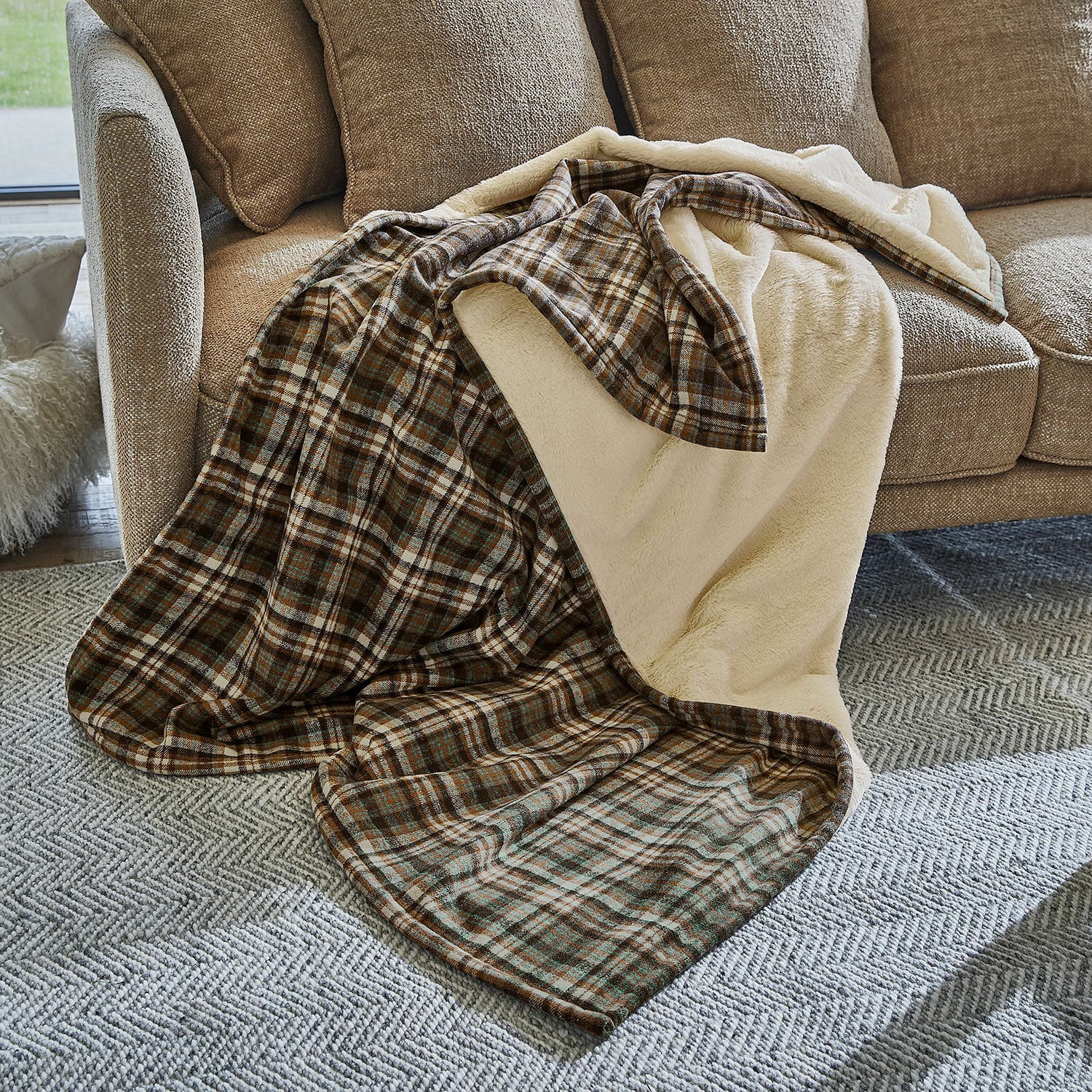 Plaid Celestria Weiche kariert Decke mit beigem Fellimitat, gemütlich und warm für das Wohnzimmer an kalten Tagen