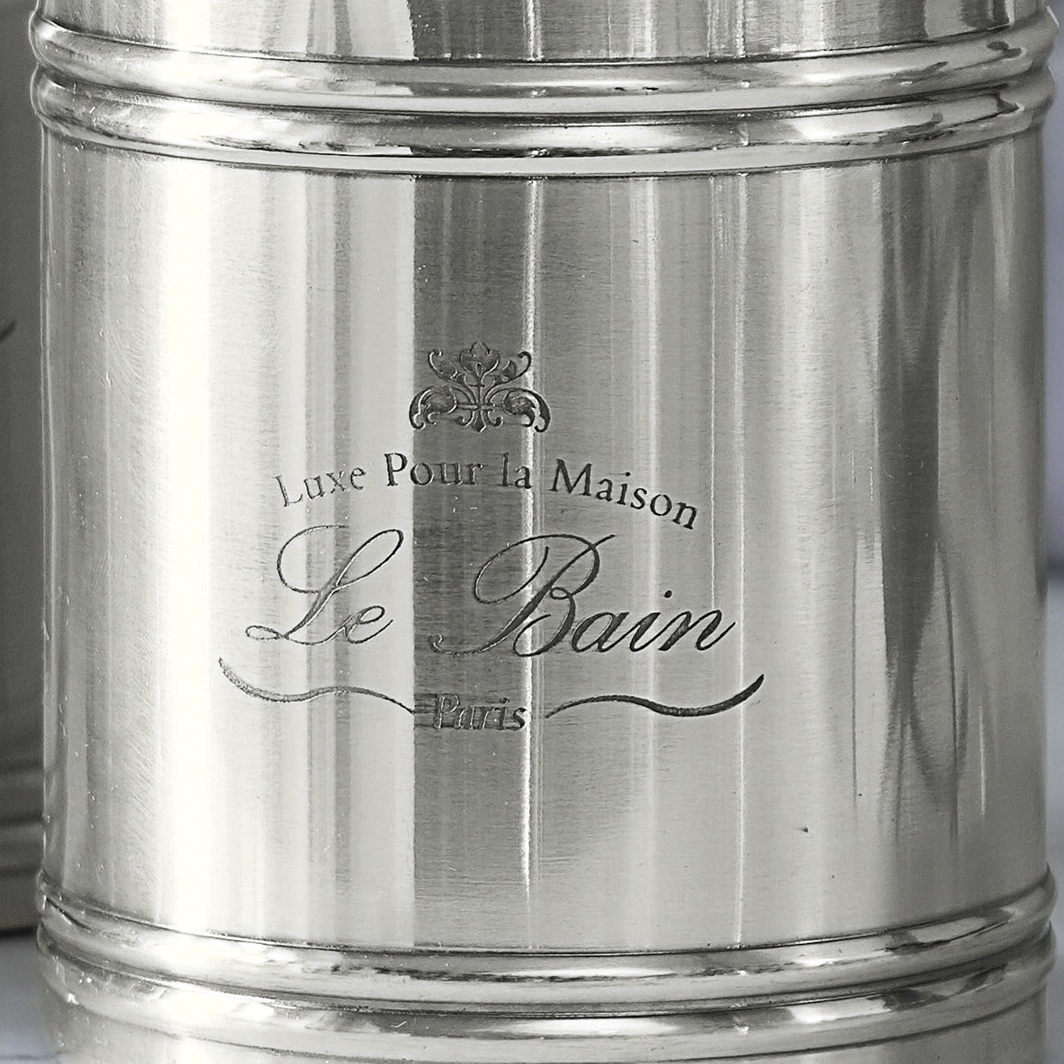 Metallbehälter in Silber mit Schriftzug Le Bain als Badezimmerdeko