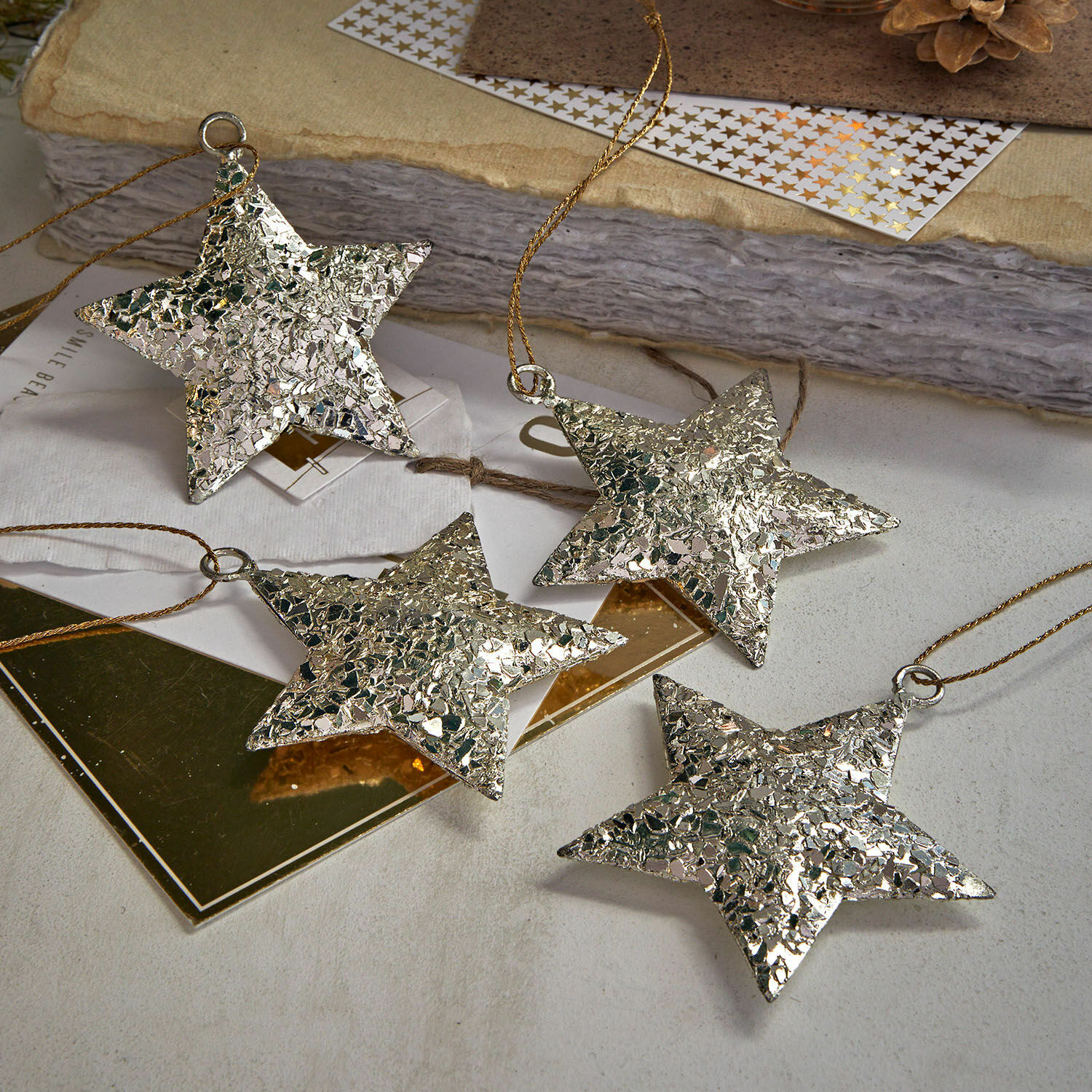 Anhänger 4er Set Veyari Set aus vier silbernen, strukturierten Sternen zum Aufhängen, festliche Weihnachtsdekoration
