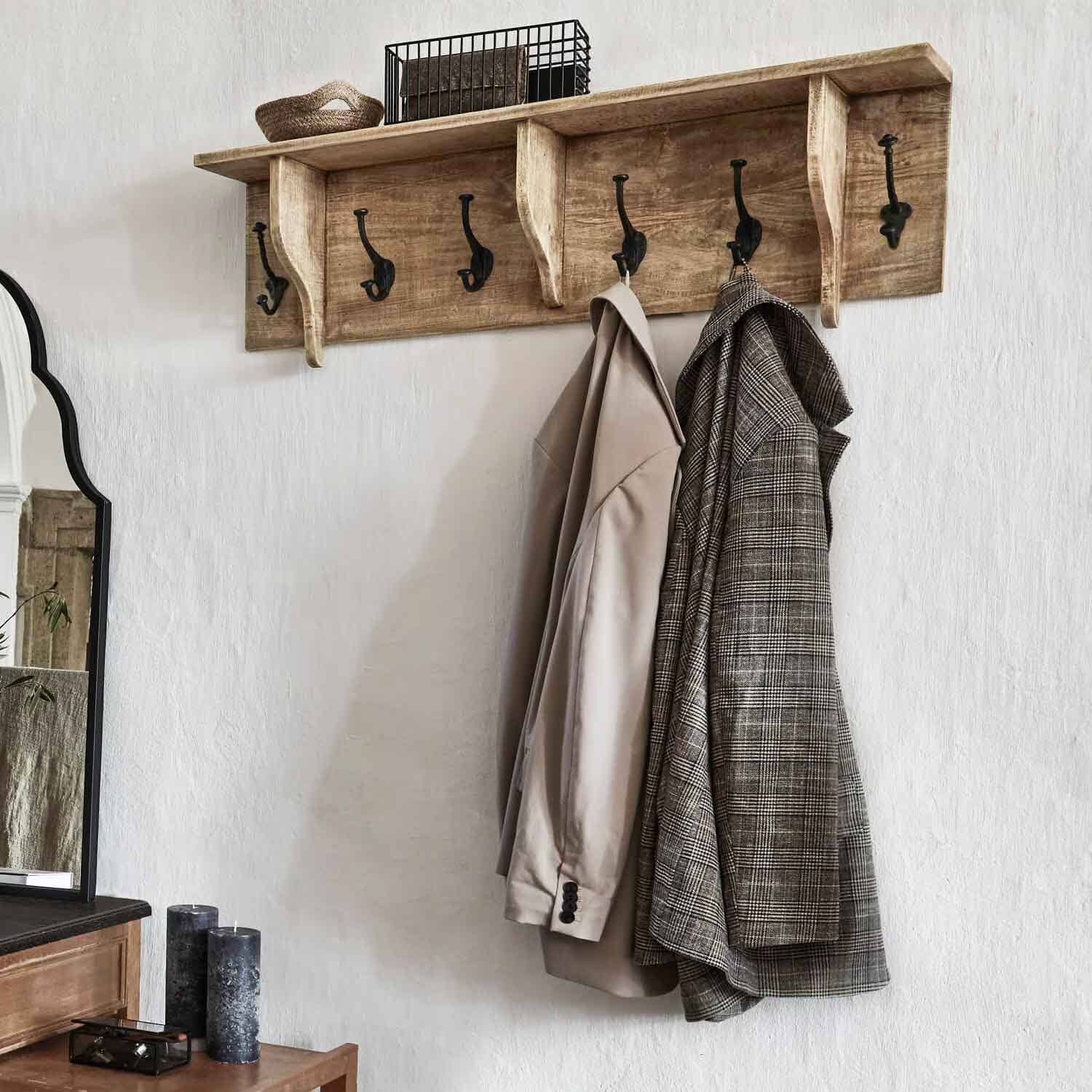 Rustikaler Wandhaken aus Naturholz mit schwarzen Metallhaken für den Flur