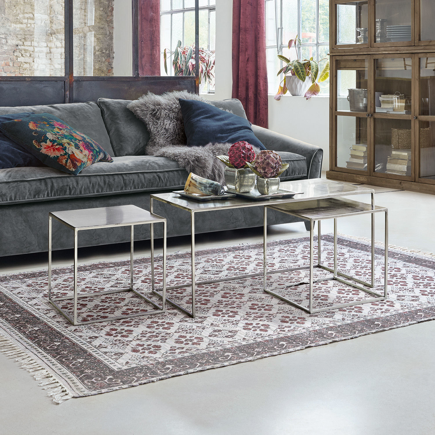 Couchtisch 3er Set Gela Drei Beistelltische mit Glasplatten und Metallrahmen vor grauem Sofa in modernem Wohnzimmer