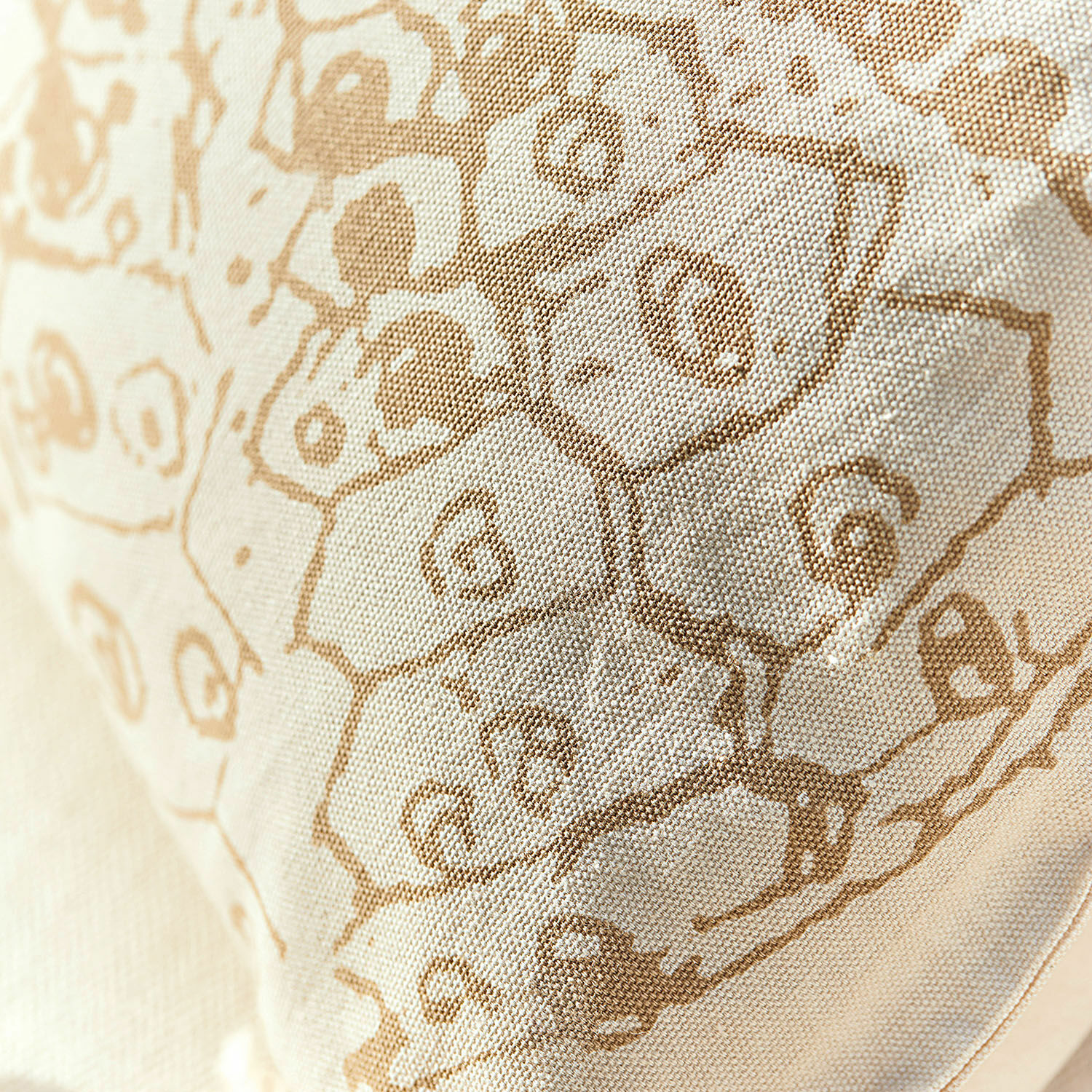 Beige Dekostoff mit geometrischem Sechseck- und Herzmuster, hochwertiges Heimtextil