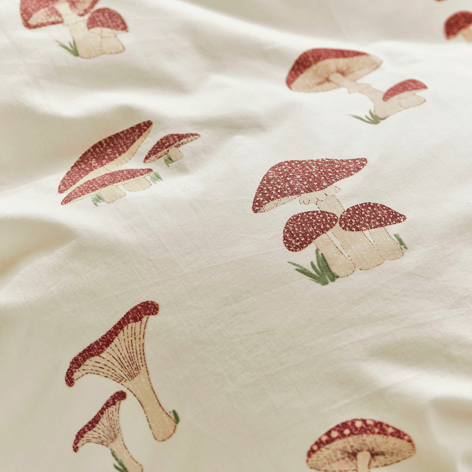 Baumwollstoff in Creme mit rotem Pilzmotiv, dekorativer Stoff für Wohntextilien