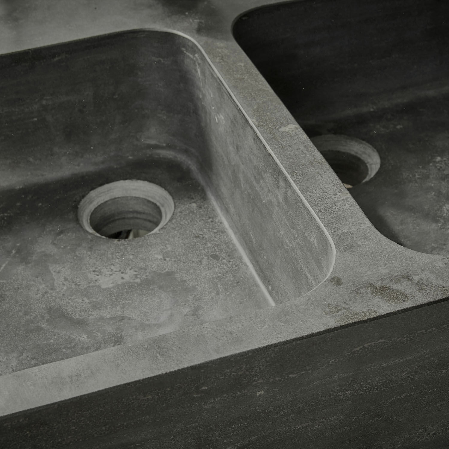 Doppelspüle aus grauem Stein mit matter Oberfläche, langlebiges und modernes Küchenelement