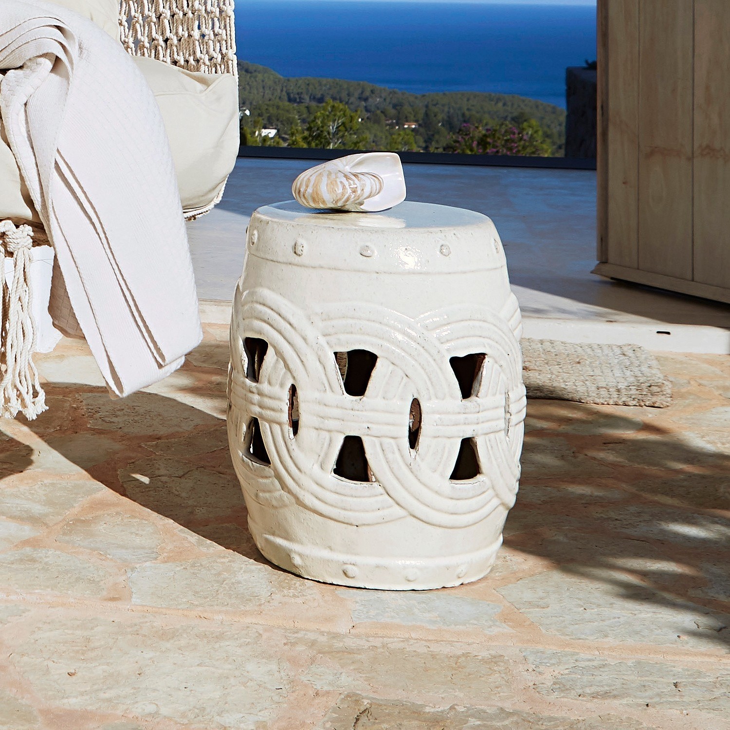 Weißer Keramikhocker mit durchbrochenem Muster, ideal für Garten oder Terrasse, dekoratives Möbel