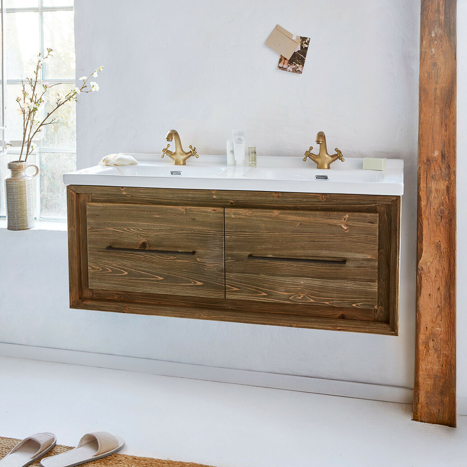 Doppelwaschtisch Greenhaven Hängender Holz-Badezimmerschrank mit weißem Waschbecken und goldenen Armaturen im rustikalen Stil