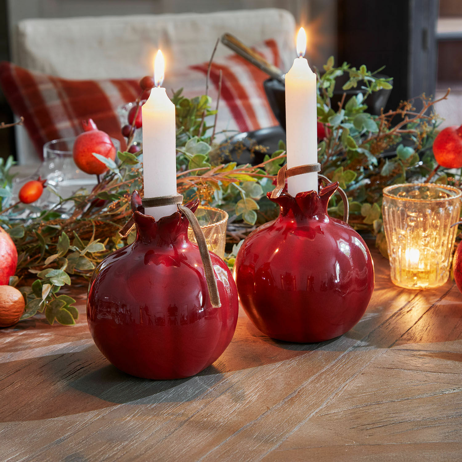 Kerzenständer 2er Set Karidah Zwei rote Keramik-Kerzenhalter in Granat-Form mit weißen Kerzen auf Holztisch mit Dekoration