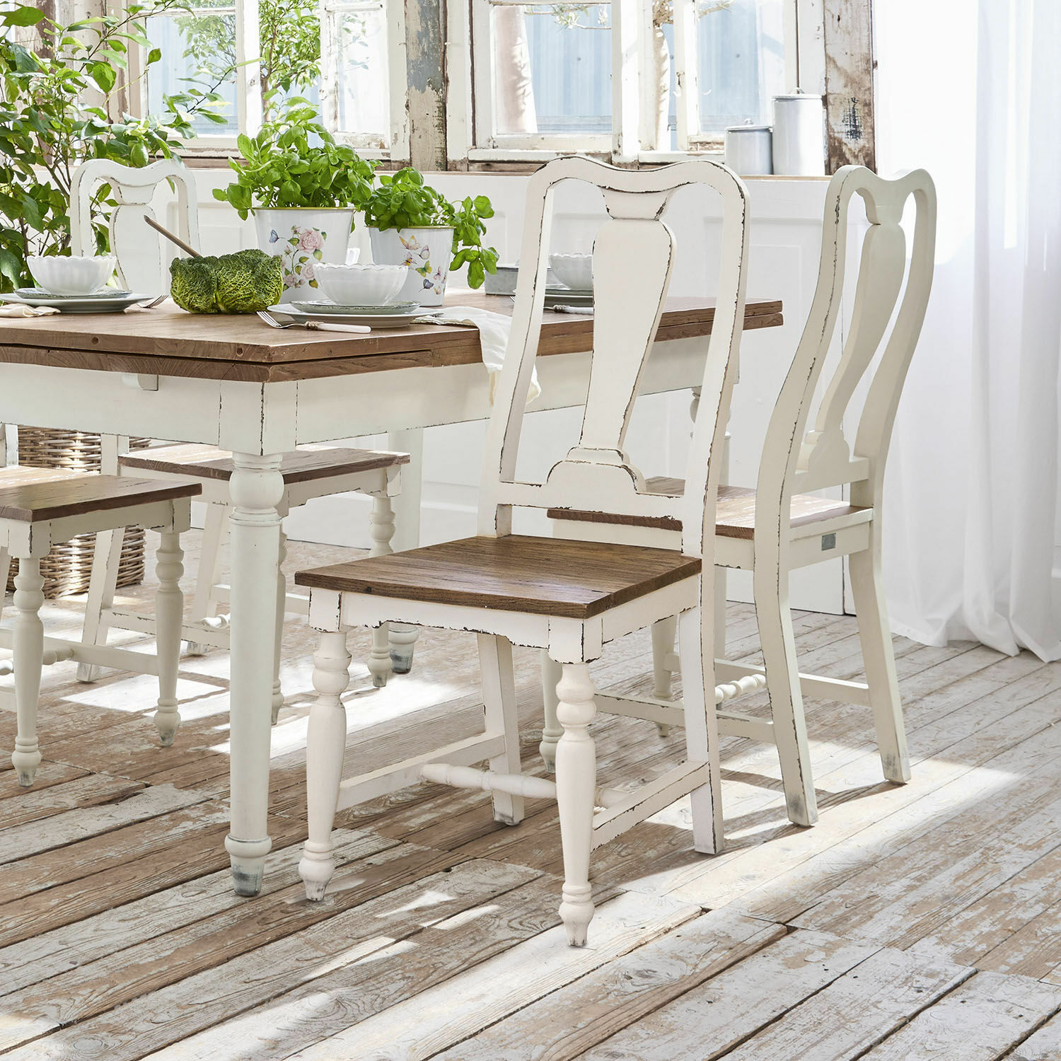 Stuhl 2er Set Harold Weiße Holzstühle und Tisch mit braunen Platten in hellem, rustikalem Esszimmer
