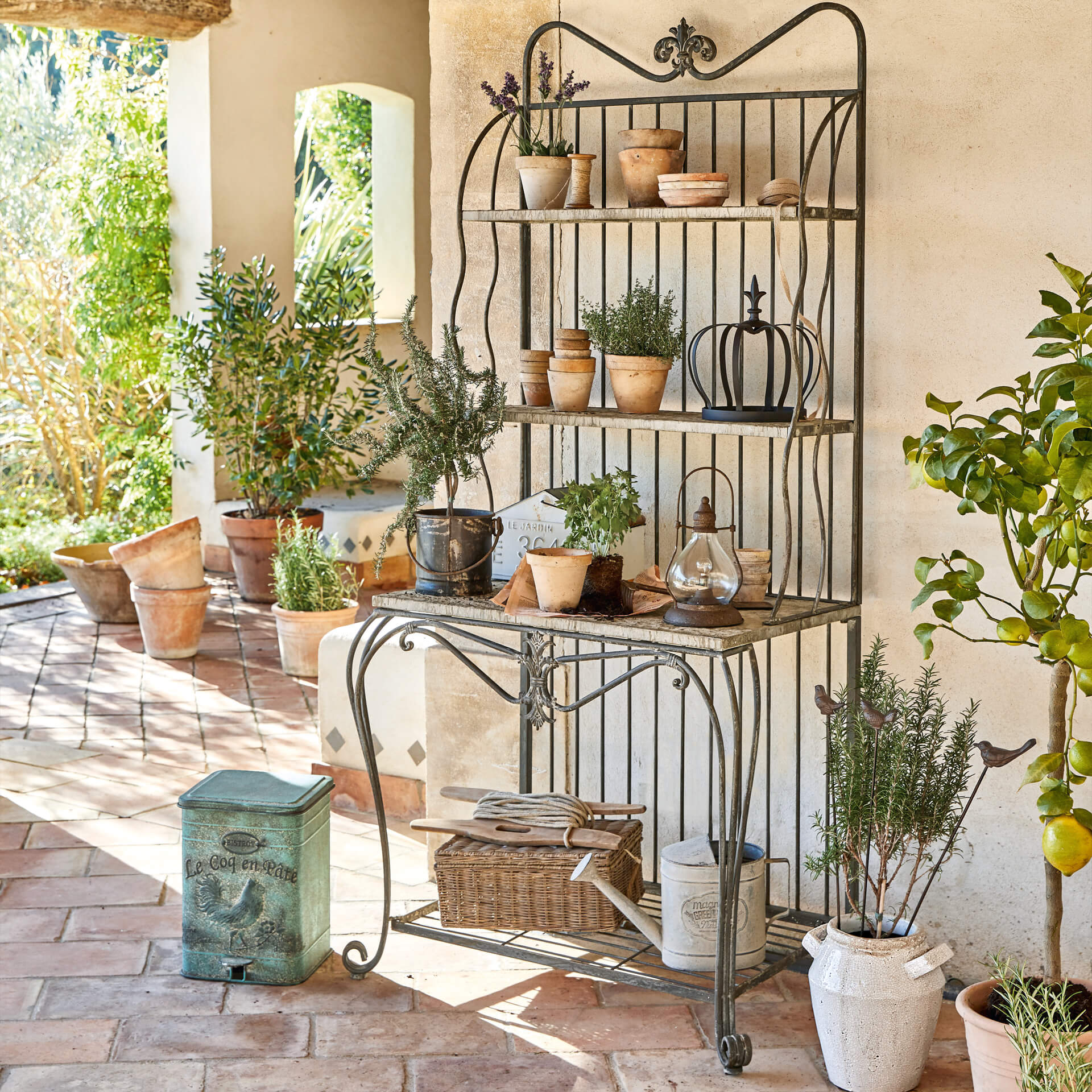 Metall-Gartenschrank mit Regalen und Terrakottatöpfen, dekorativ und praktisch zur Aufbewahrung