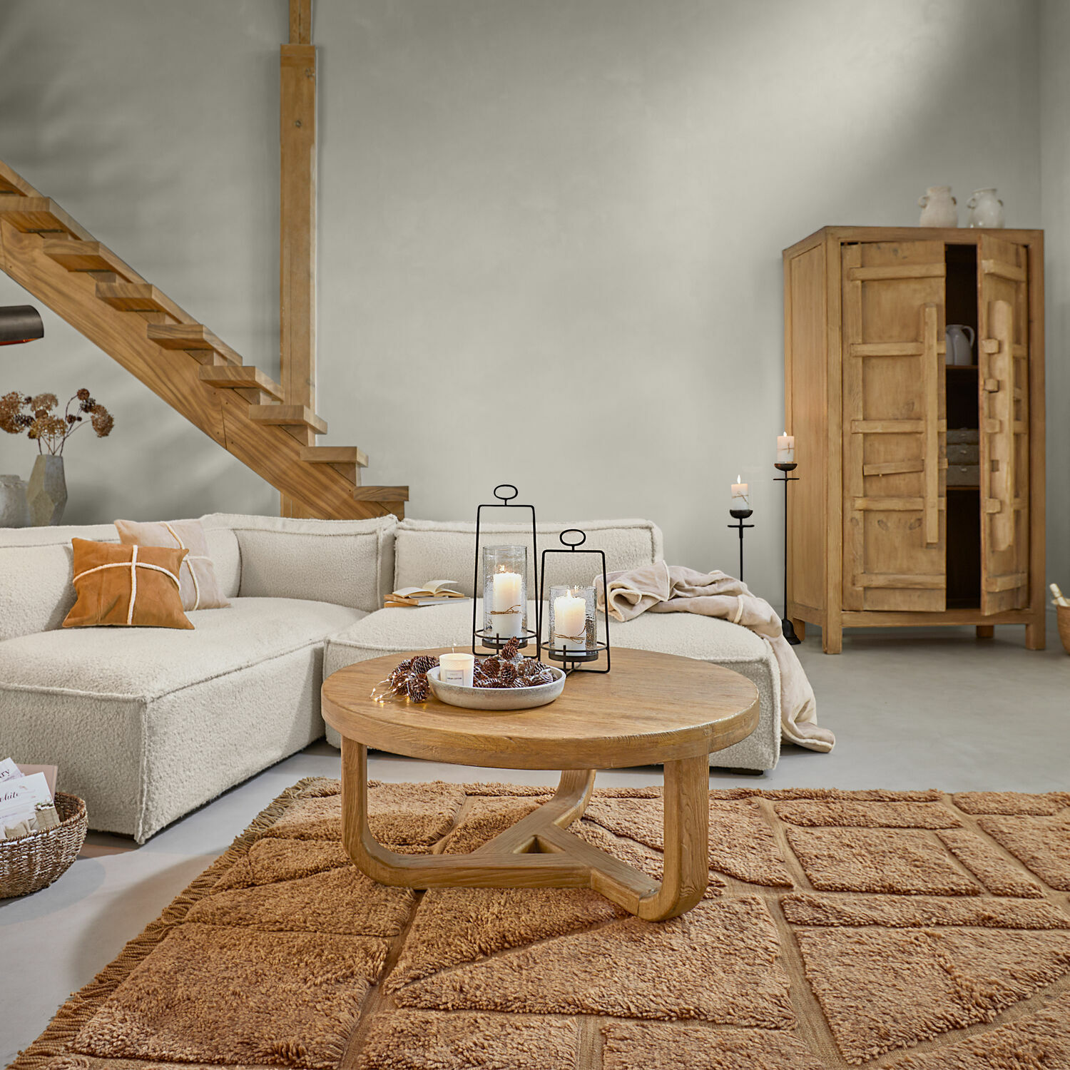 Teppich Volemar Wohnzimmer mit beigem Sofa, rundem Holztisch und warmbraunem Teppich, modernes Interieur mit Naturmaterialien