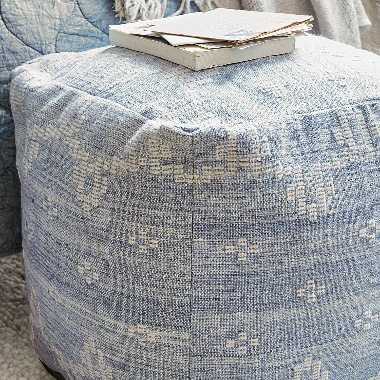 Blauer Stoff-Pouf mit weißem geometrischem Muster, dekoratives Sitzmöbel fürs Wohnzimmer