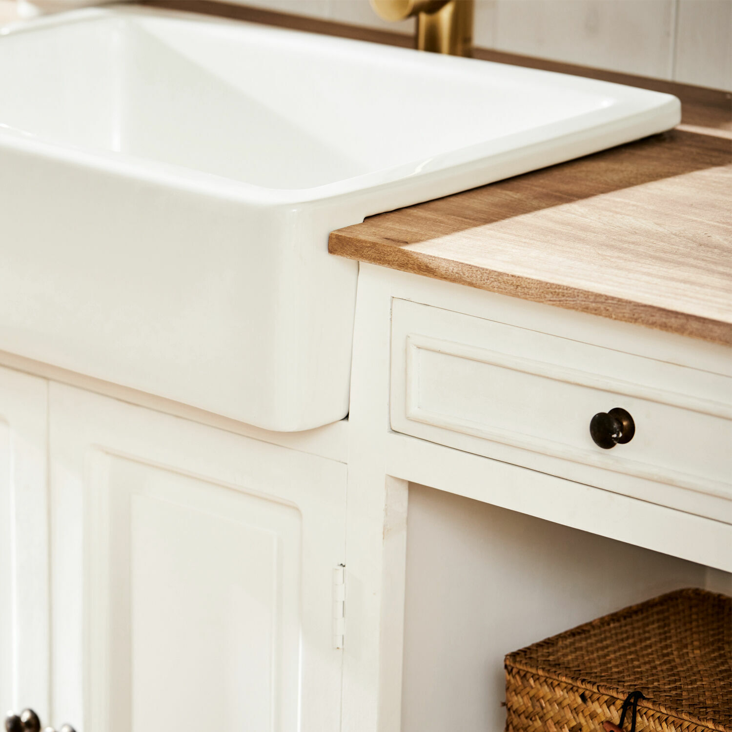 Weiße Keramikspüle mit Holzarbeitsplatte und Vintage-Badezimmerschrank